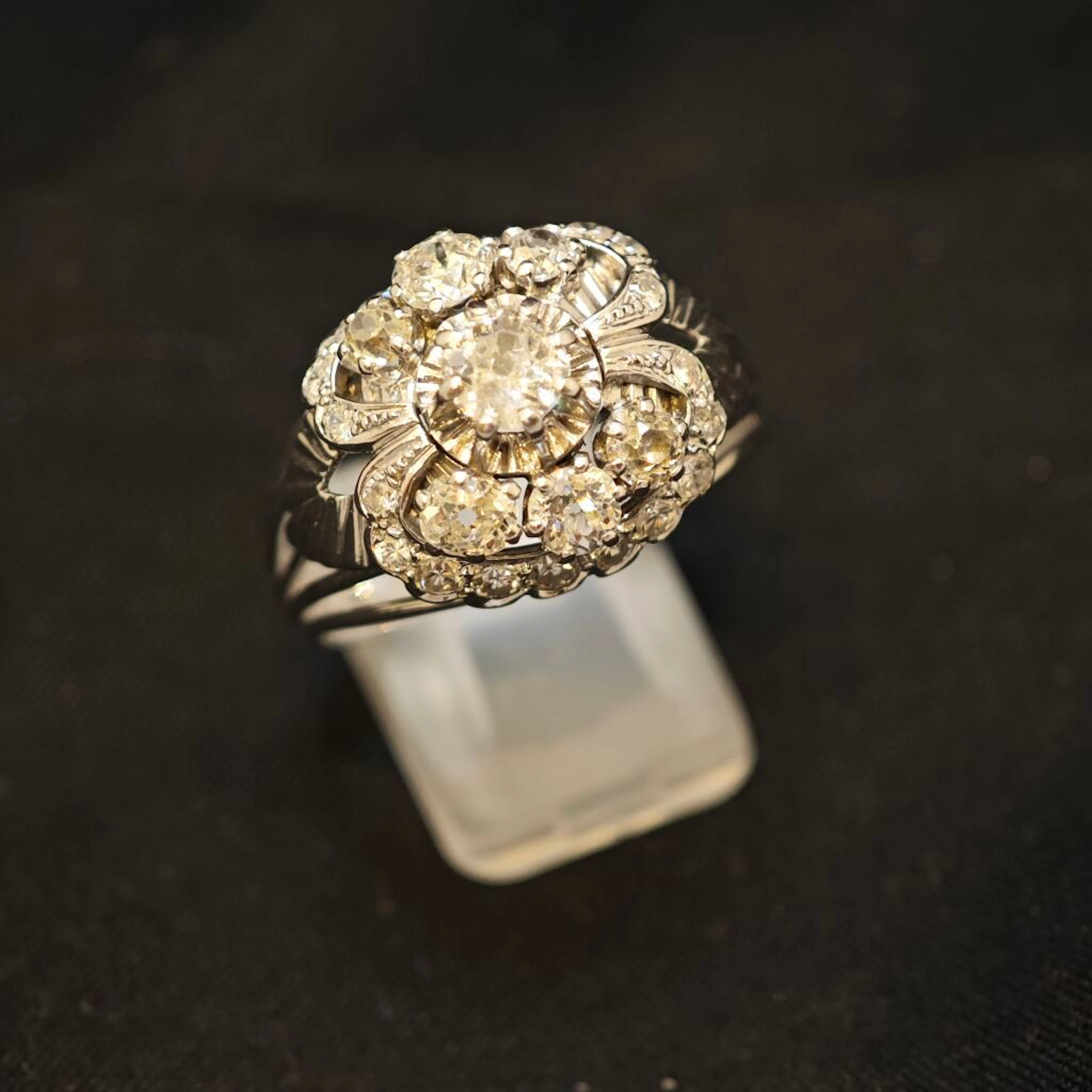 White gold 750‰ and platinum 950‰ wire ring, set with a flor - Lot 88