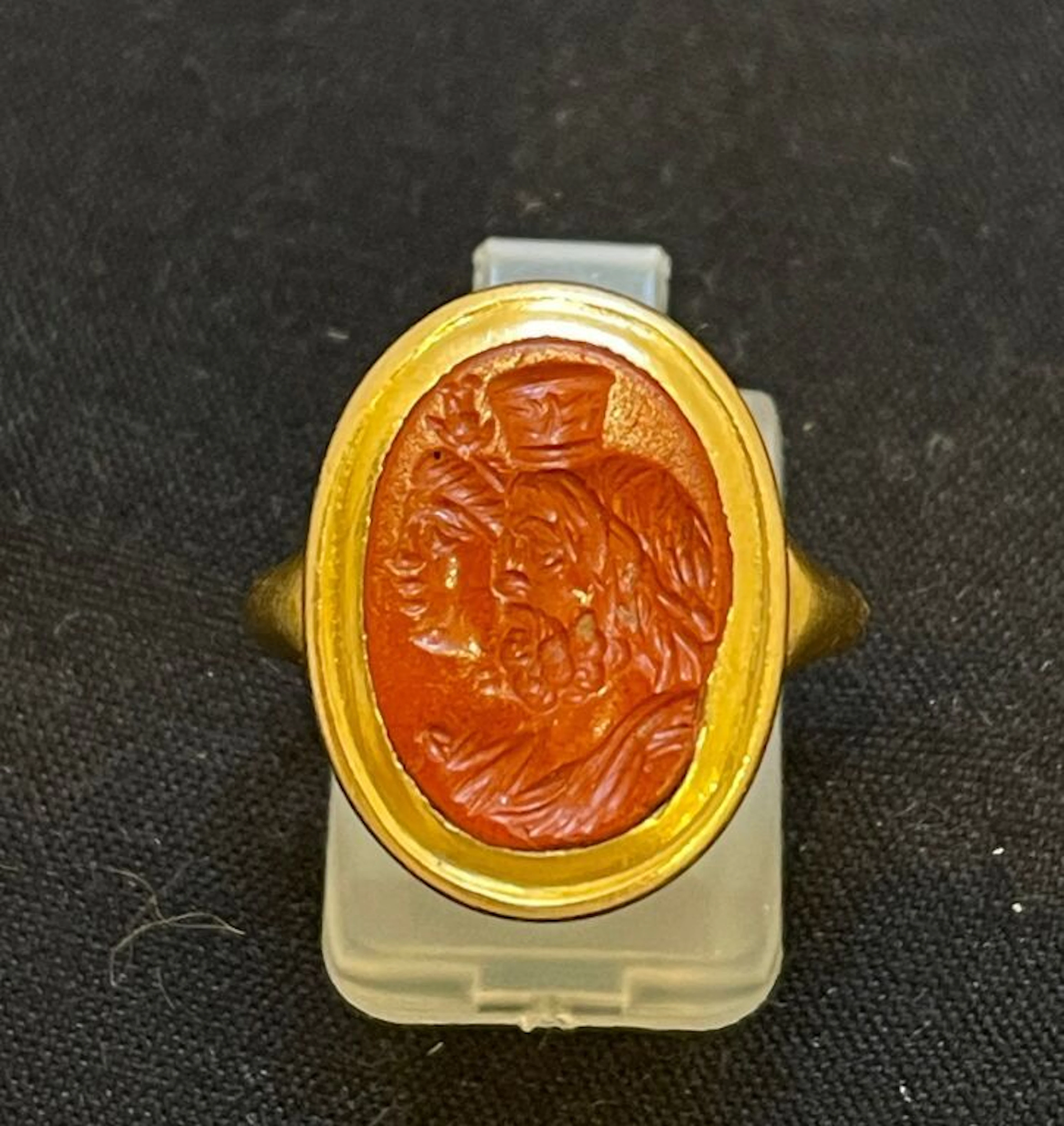 Yellow gold 750‰ intaglio ring topped with a red jasper inta - Lot 89