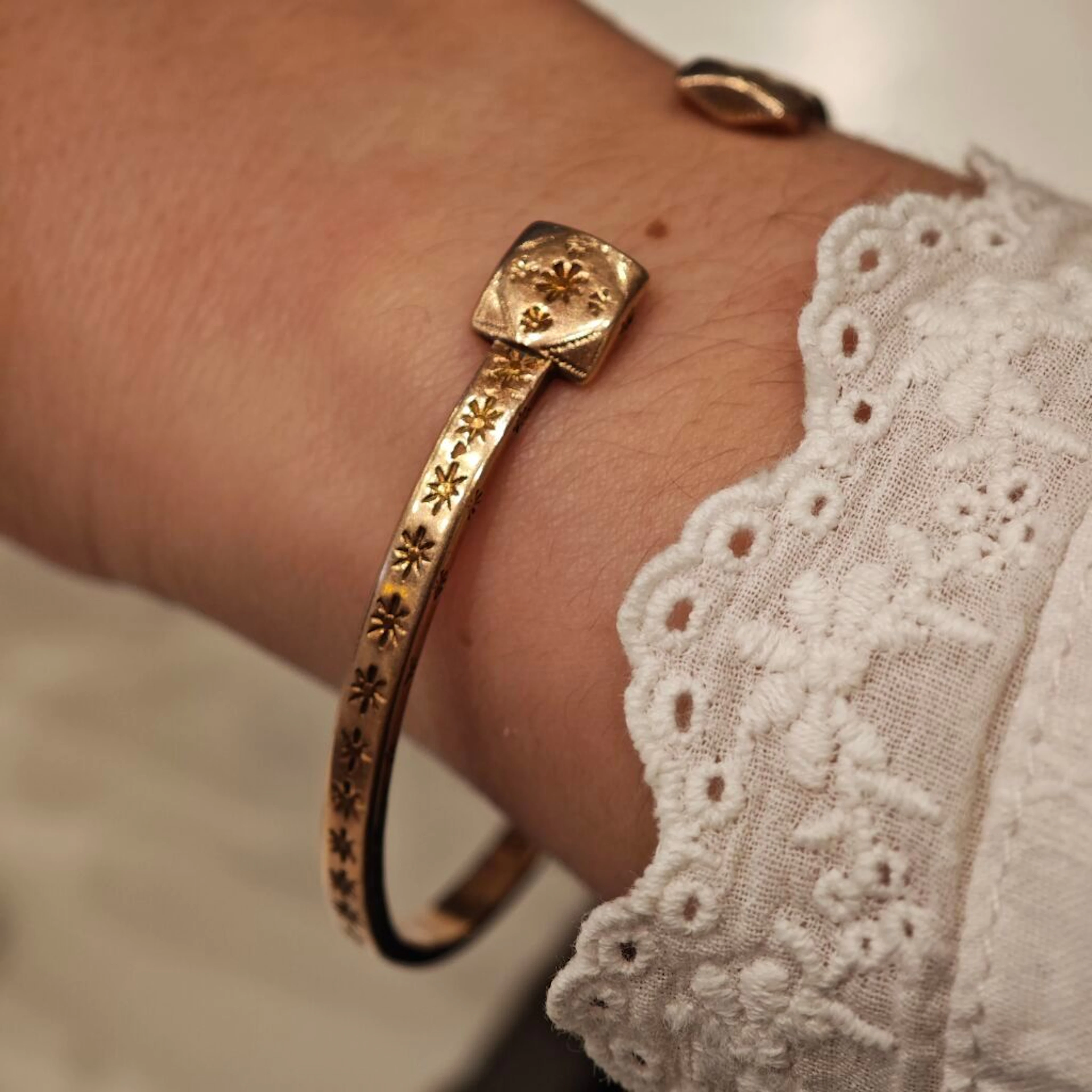 Pink gold 750‰ barbarian-style open bracelet adorned with ch - Lot 91