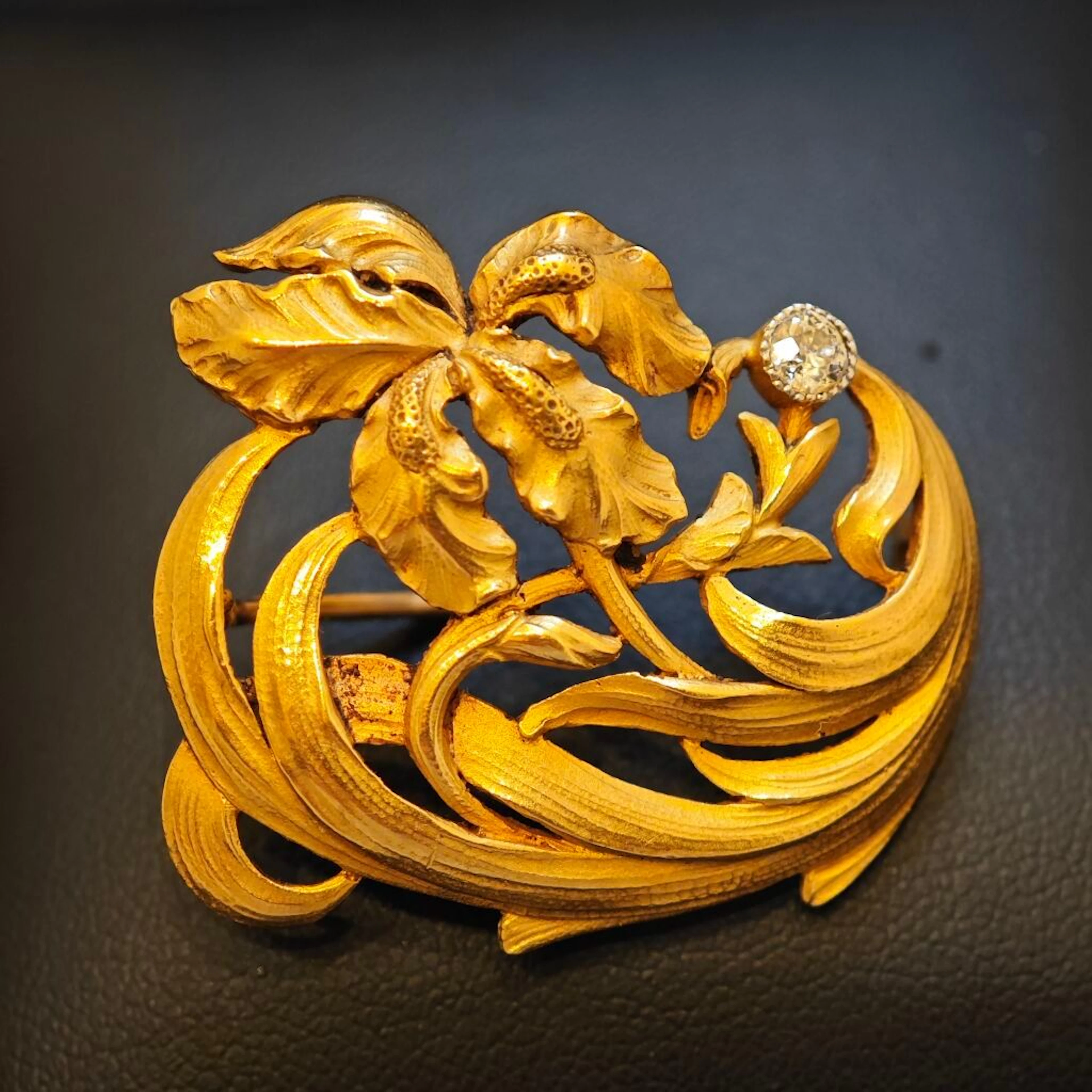 Brooch in yellow gold 750‰ featuring naturalistic motifs dep - Lot 92