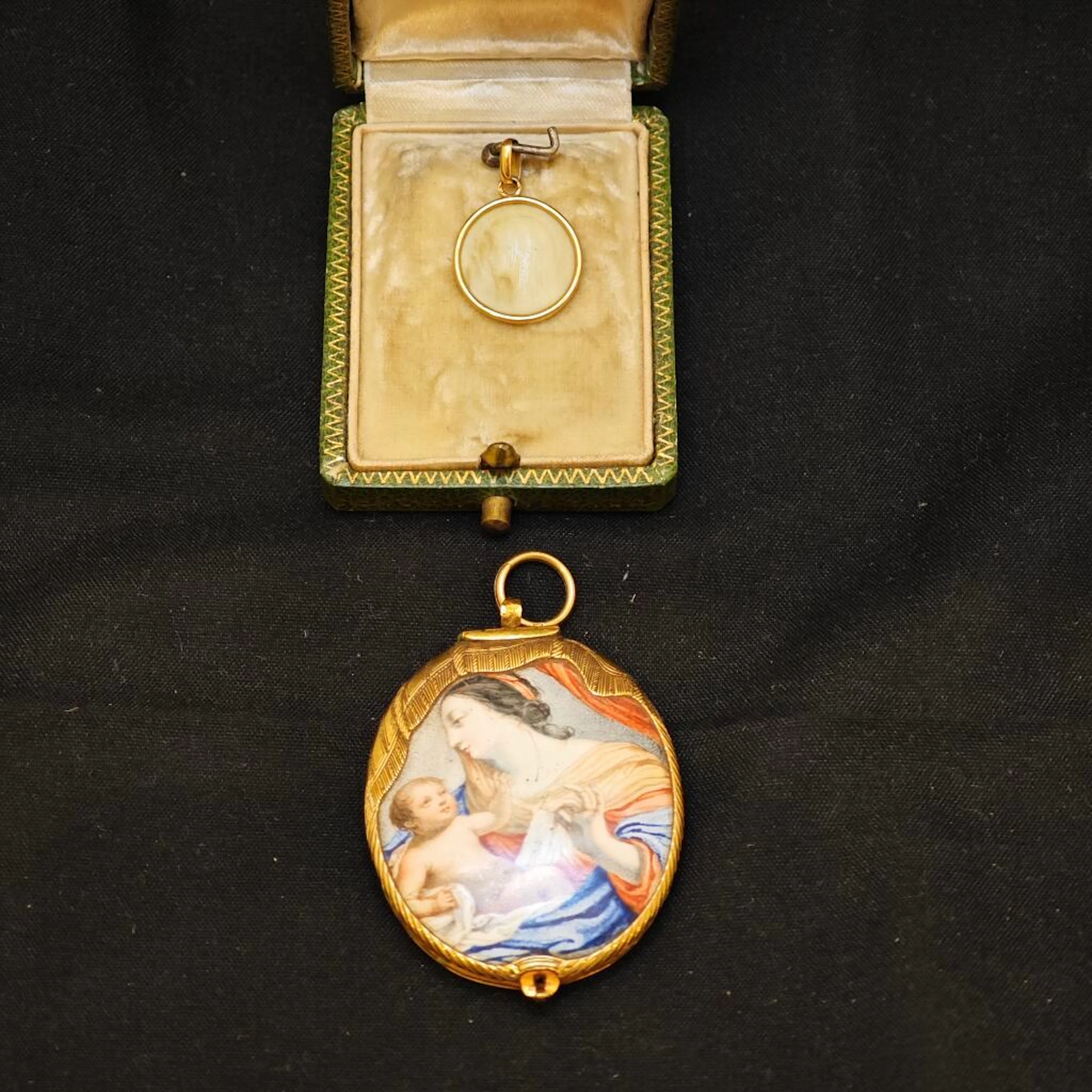 Yellow gold 750‰ lot consisting of a bone medal circled in g - Lot 93