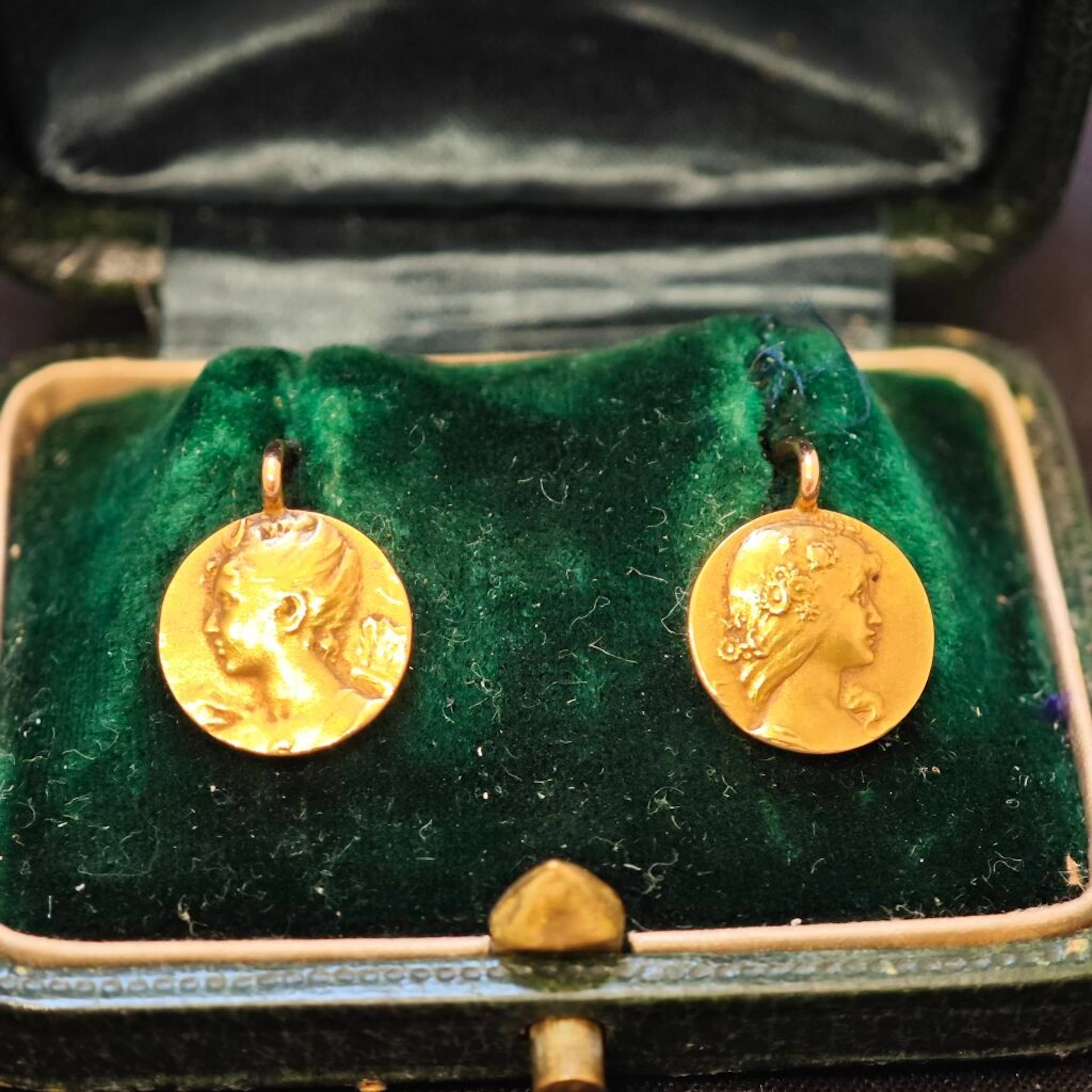 Pair of yellow gold 750‰ dormeuses featuring an elegant prof - Lot 96