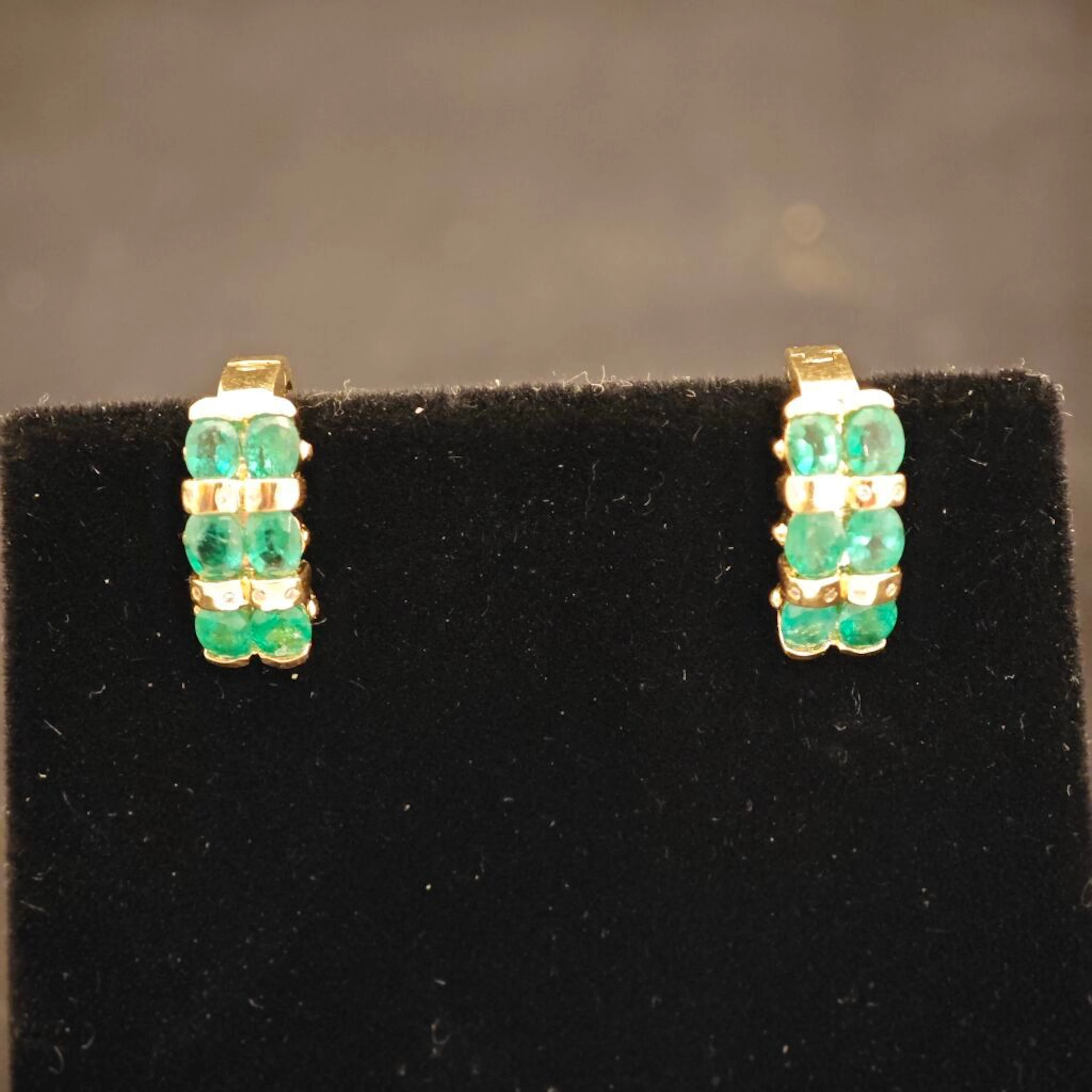 Pair of 585‰ gold half-creoles, adorned with emeralds and sm - Lot 102