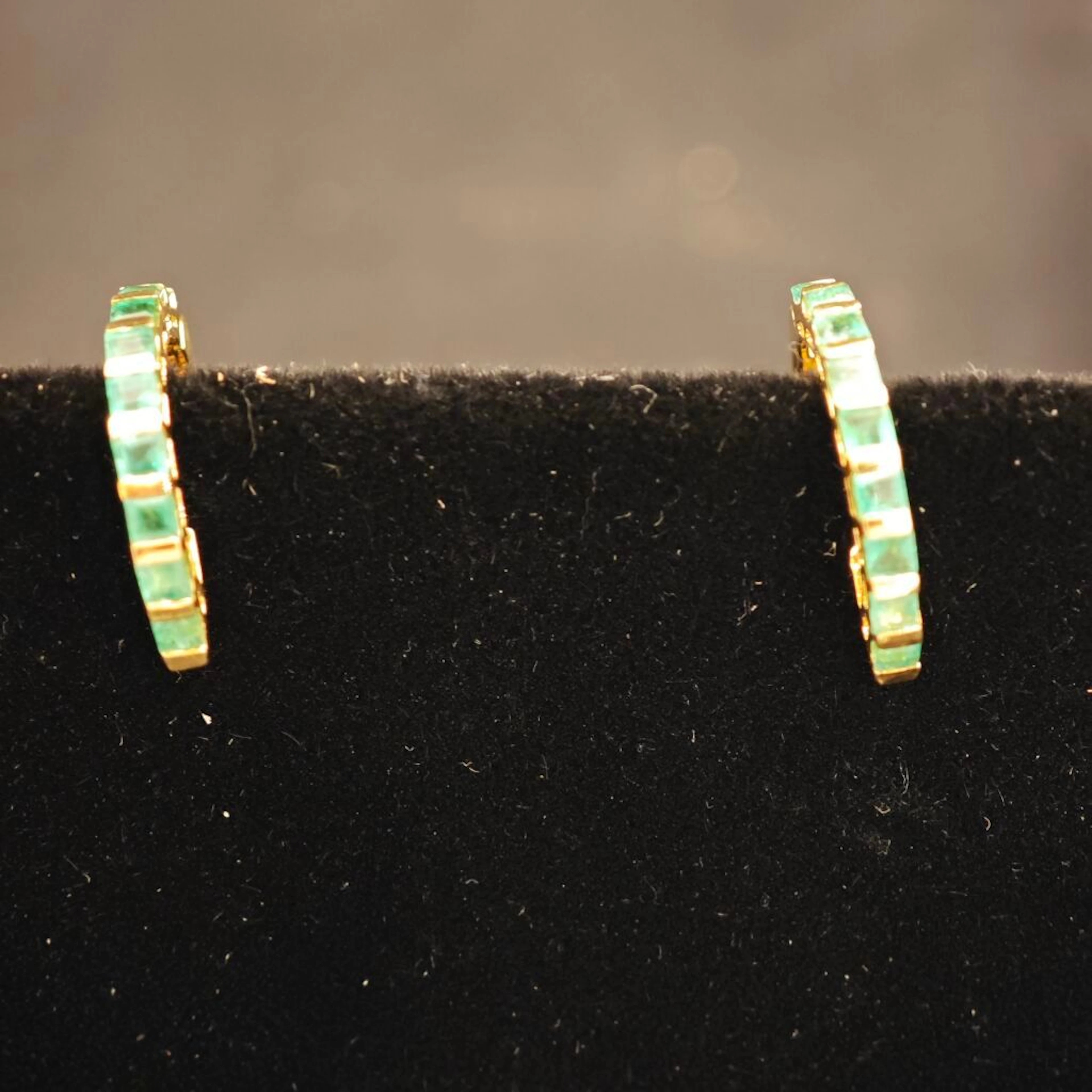 Pair of 585‰ gold creoles set with calibrated emeralds. - Lot 104
