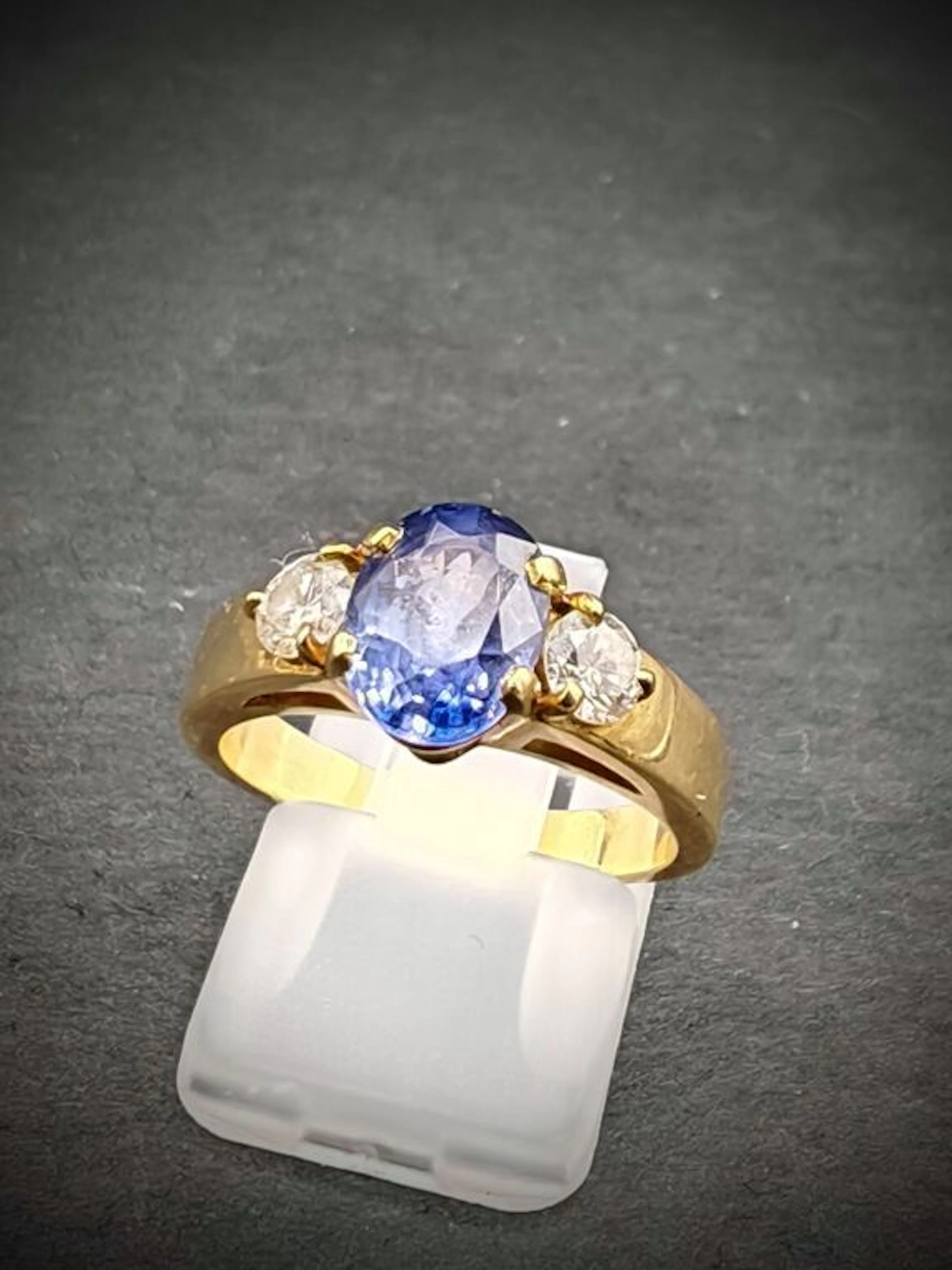750 mm yellow gold ring centered with an oval sapphire betwe - Lot 110