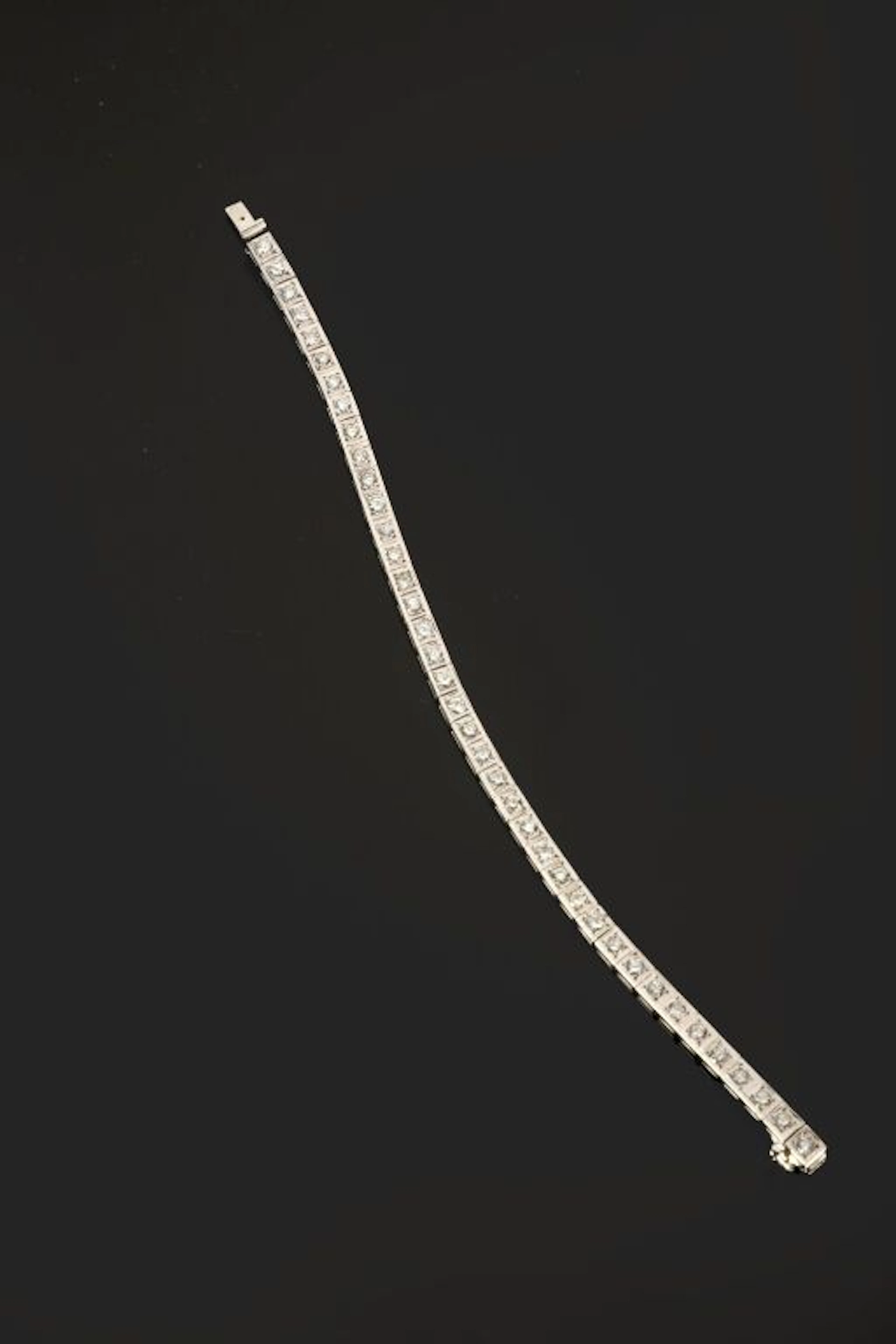 Line bracelet in 750 ‰ white gold composed of 39 diamonds se - Lot 111