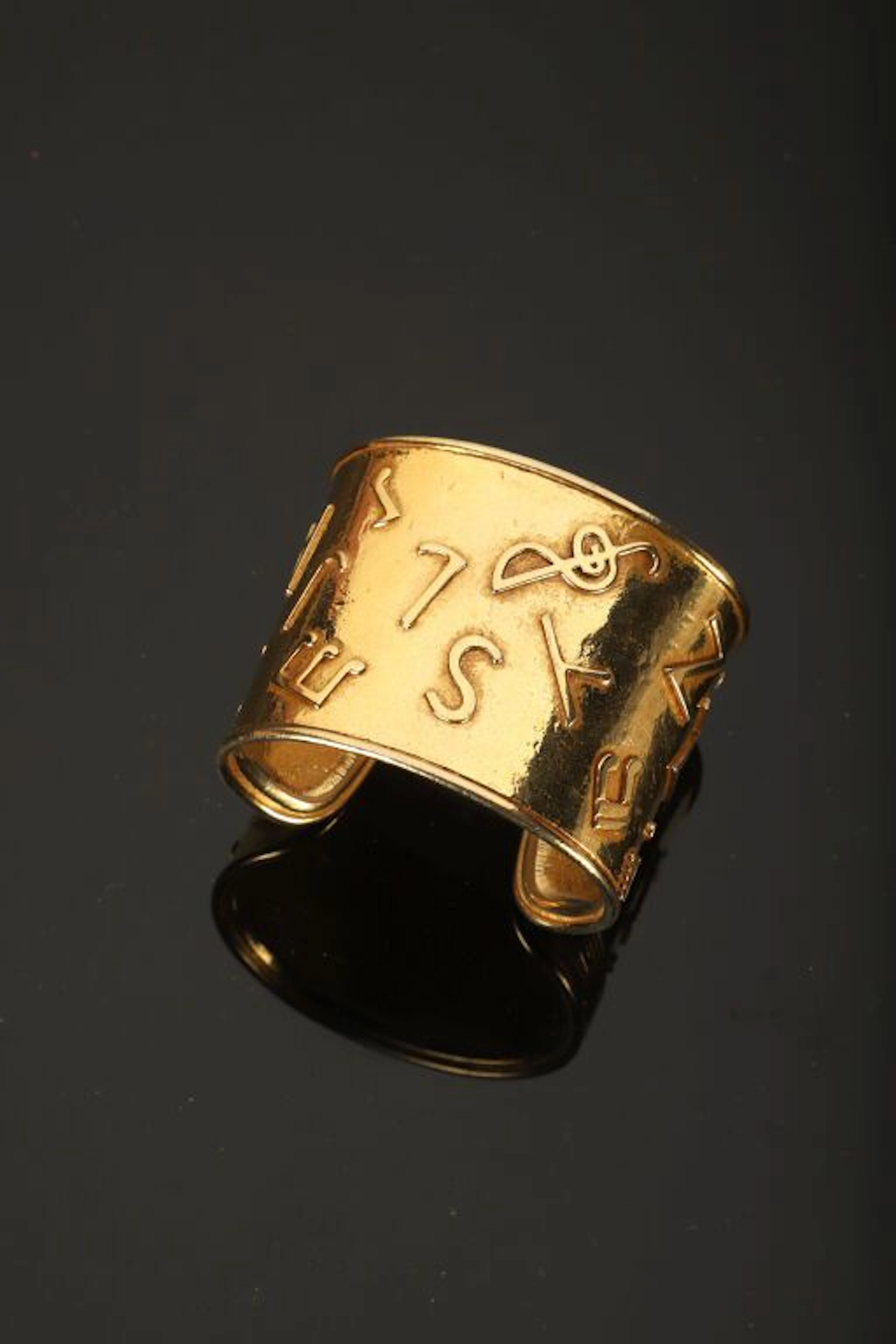 YVES SAINT-LAURENT. - Lot 137