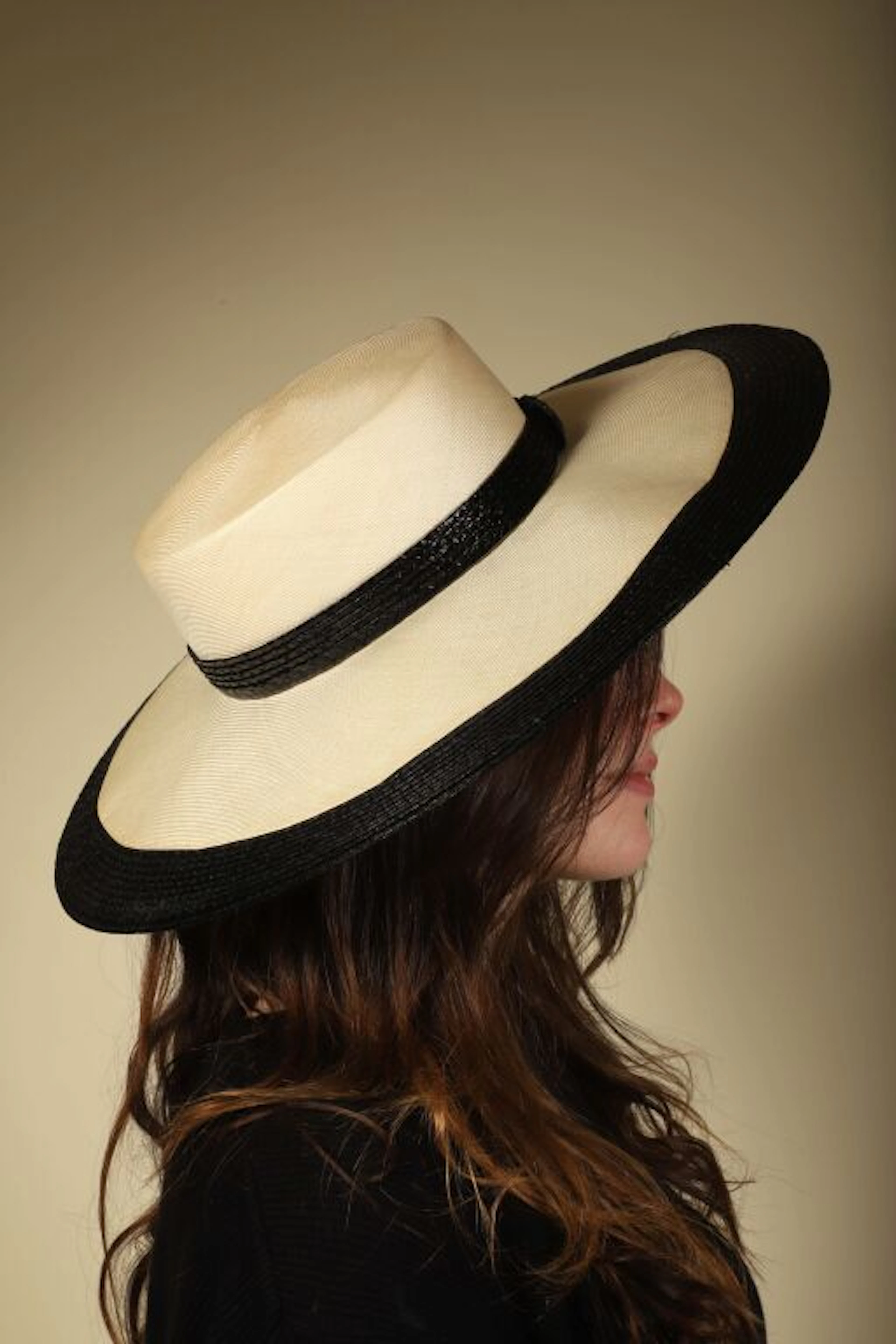 Set of 4 two-tone natural straw hats. - Lot 188