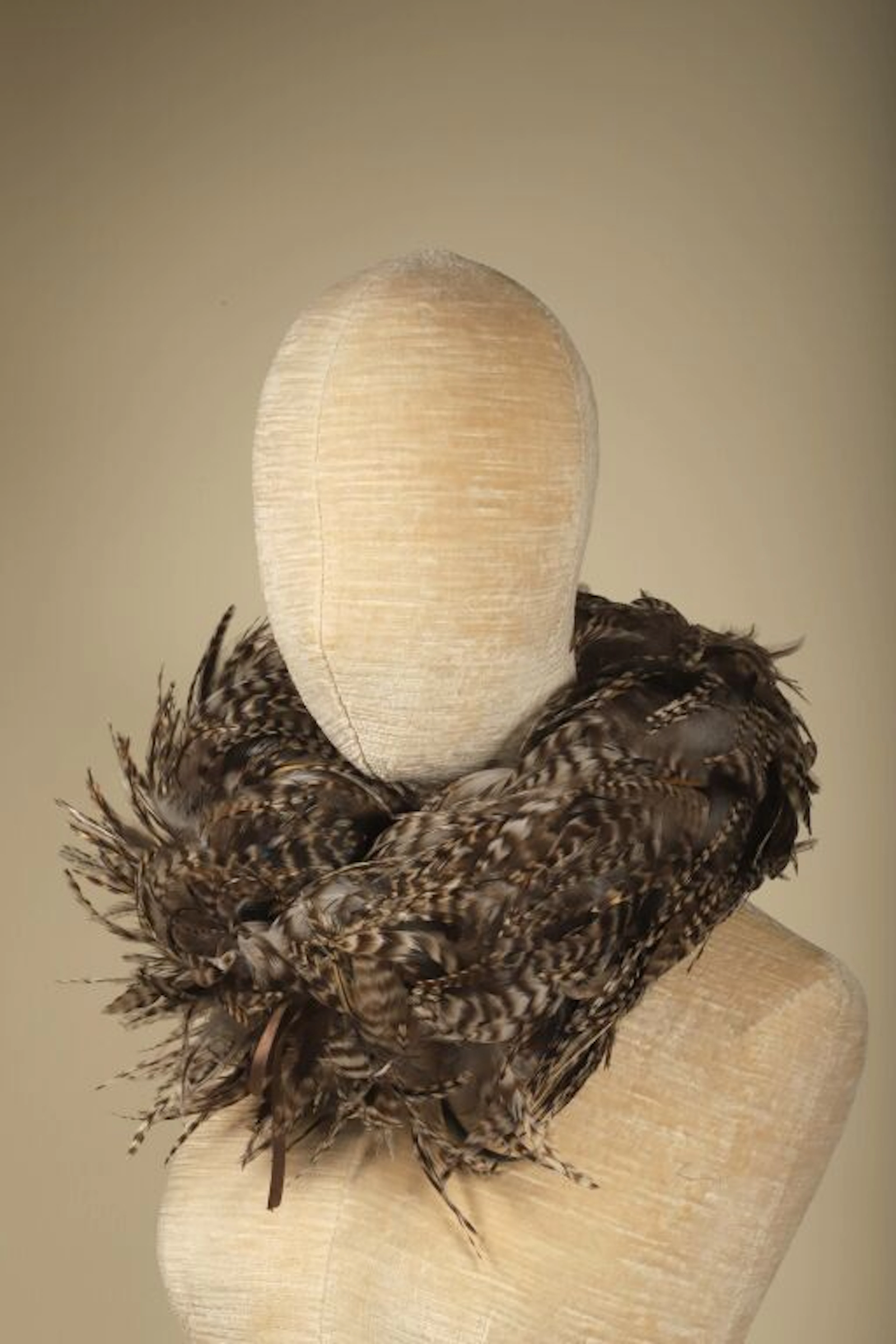 Set of 3 rooster and pheasant feather scarves, pearls, two l - Lot 190