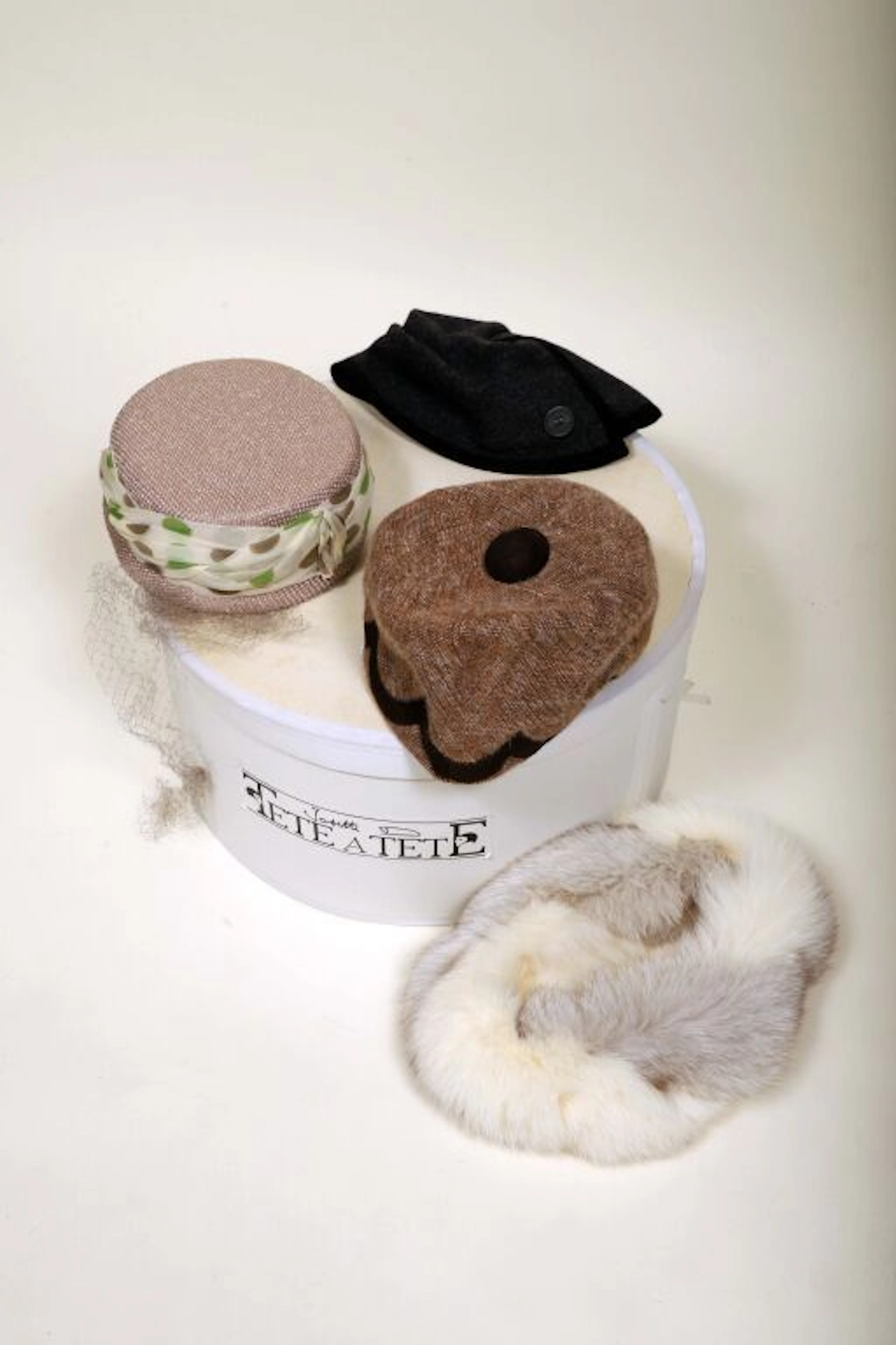 Set of 4 small hats, 1 bibi and a headband in white fox (Vul - Lot 199