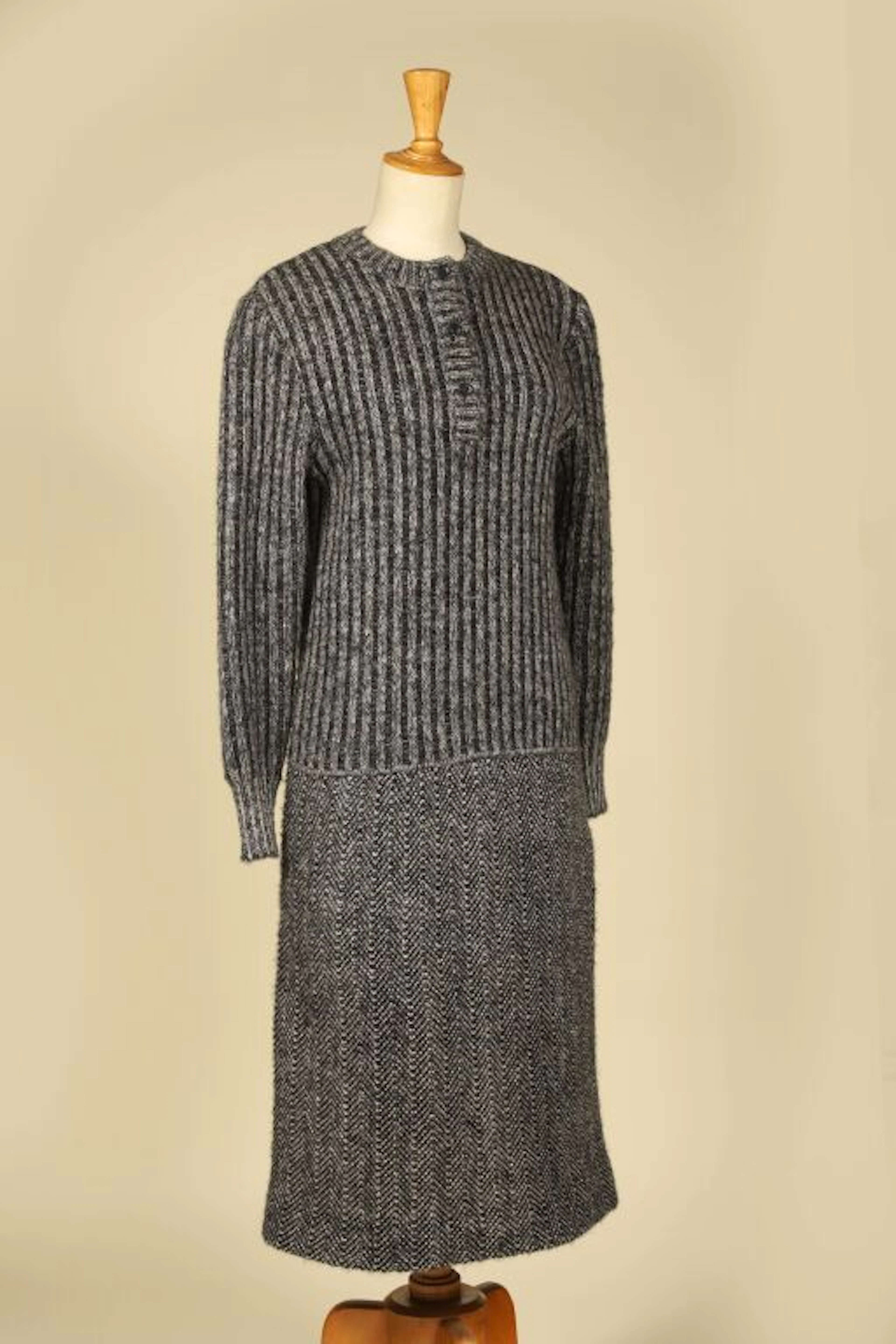 YVES SAINT-LAURENT KNITWEAR. - Lot 371
