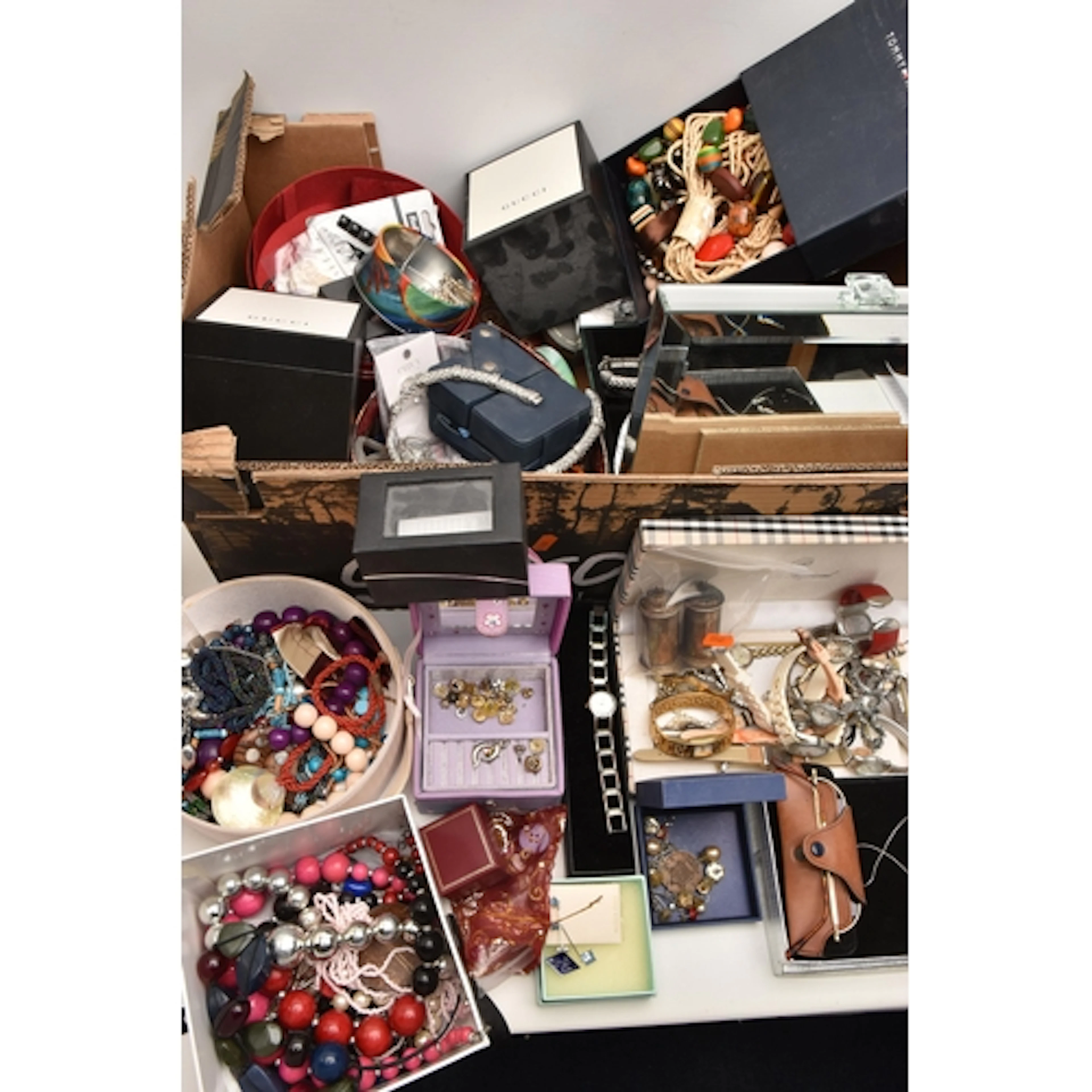 A BOX OF ASSORTED JEWELLERY BOXES, WATCHES AND COSTUME JEWEL...