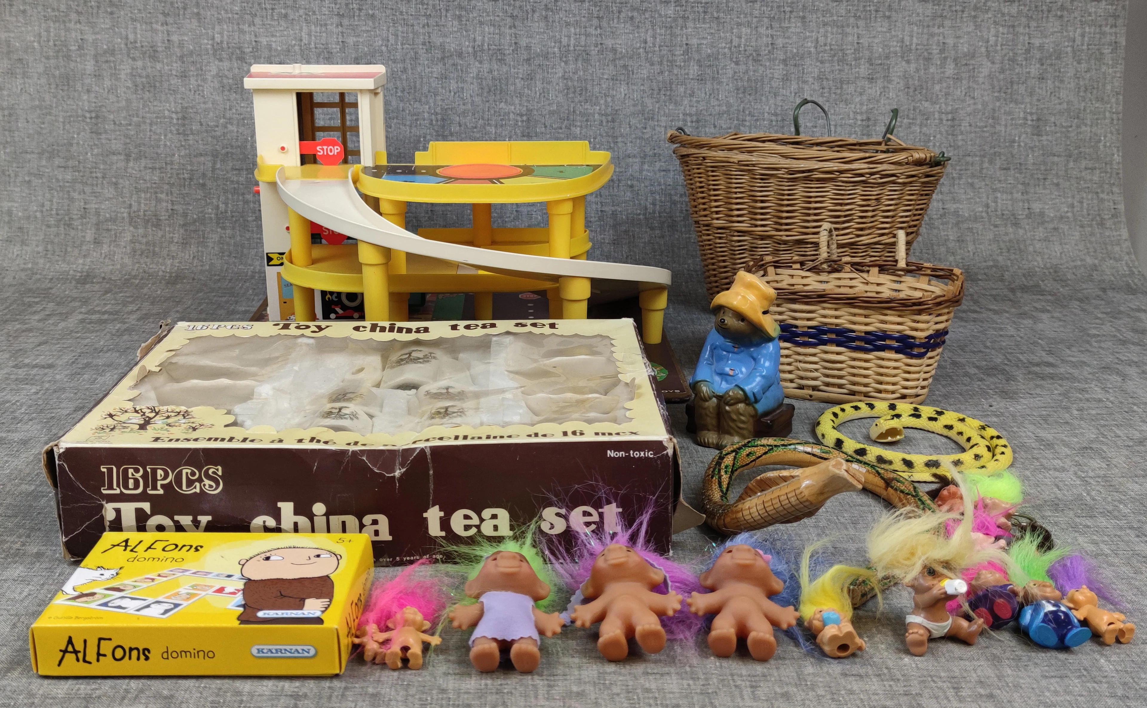 Diverse leksaker. Bl.a äldre Fisher Price, Thomas Dam troll m.m.