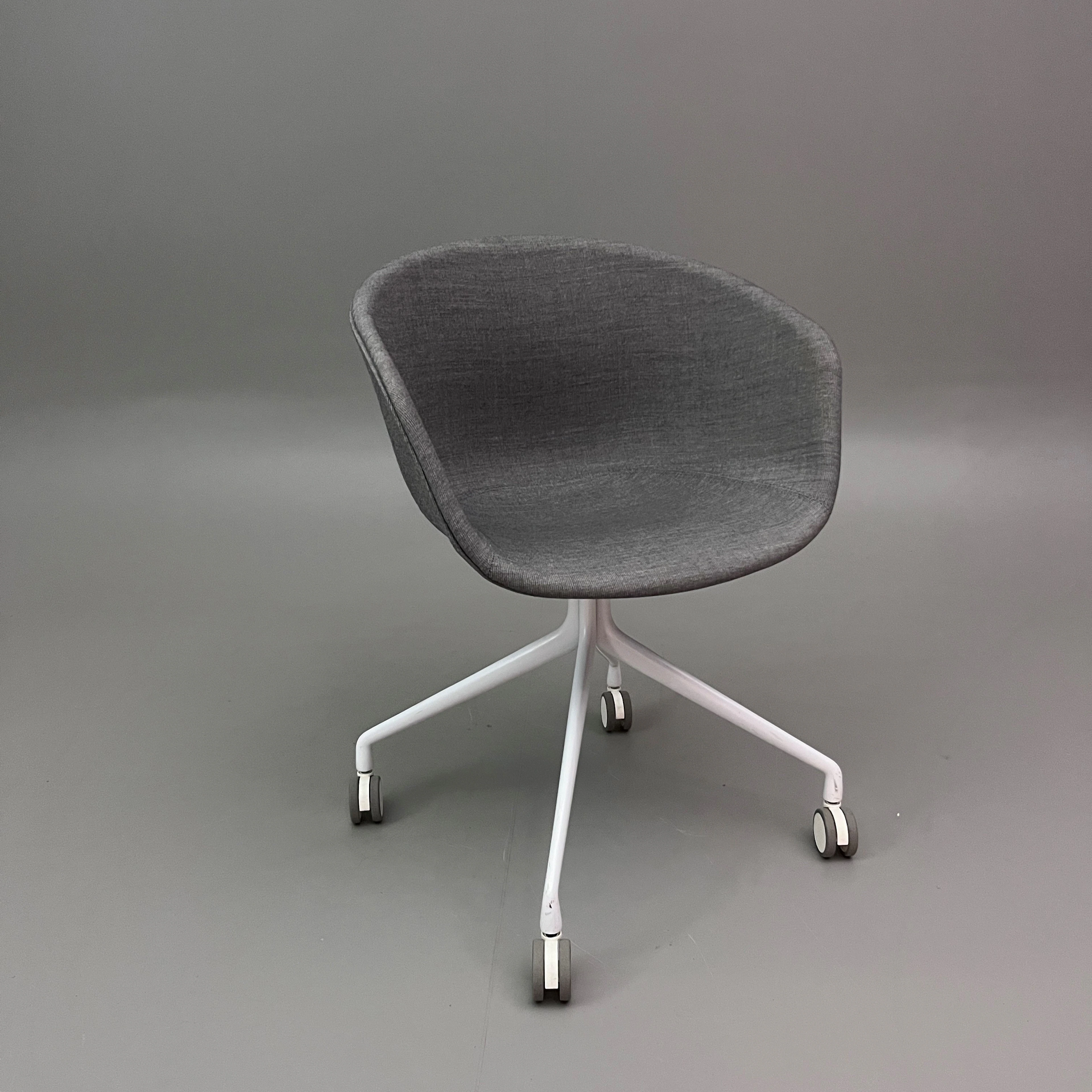 Stol Hay About A Chair 25