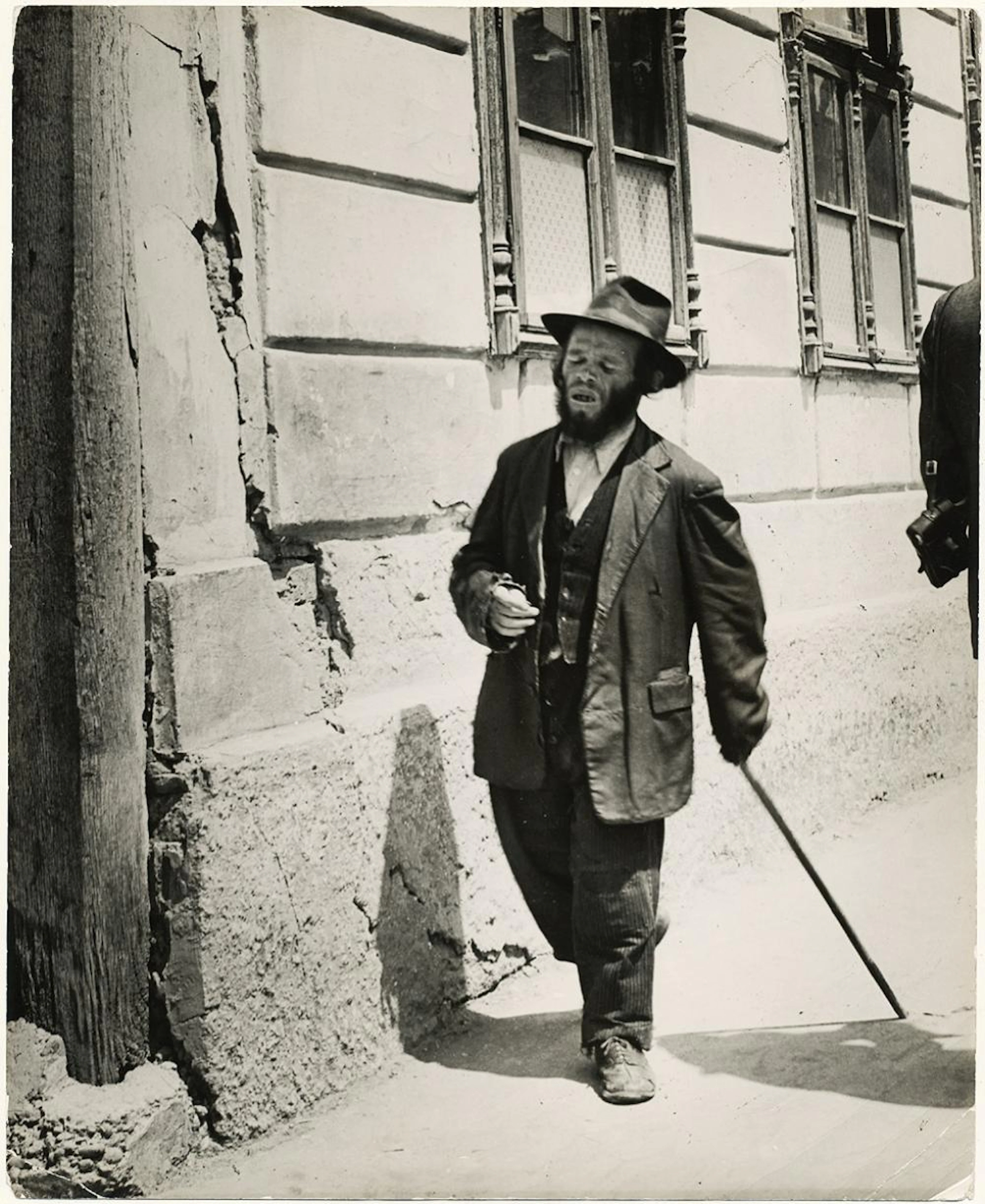 Roman Vishniac, A fool of Novgorod, 1936. Gelatin silver print