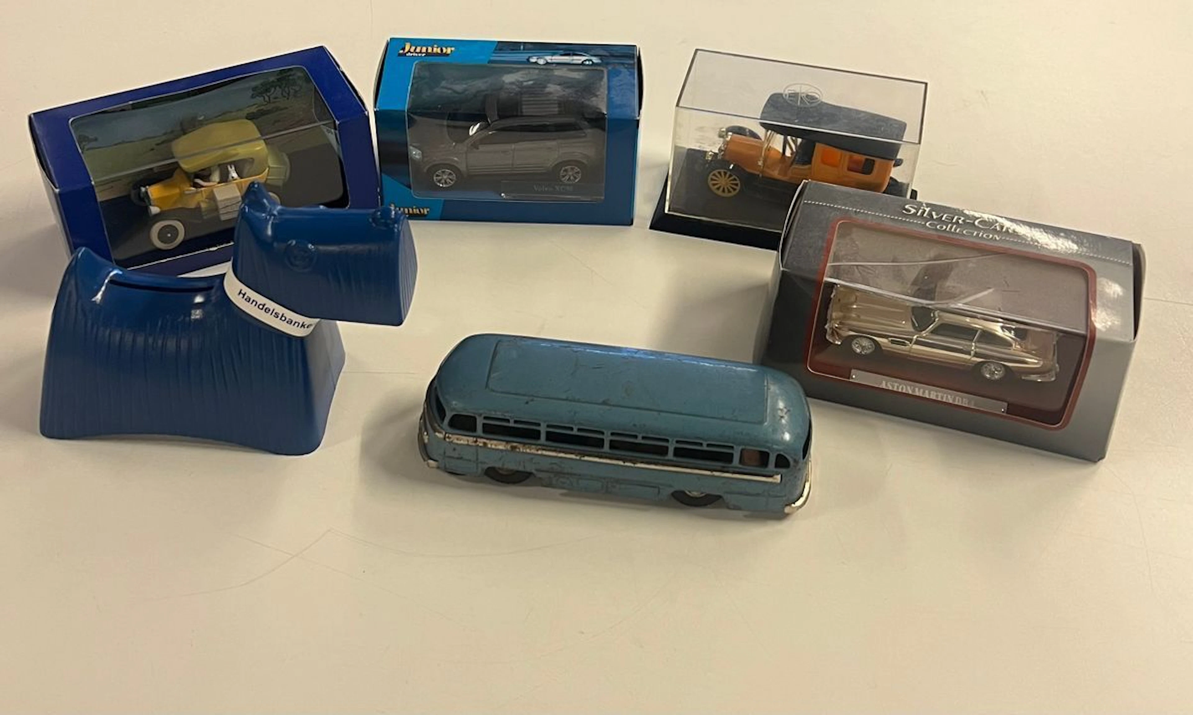 4 modellbilar + buss (Tintin mm), sparbössa Skotte