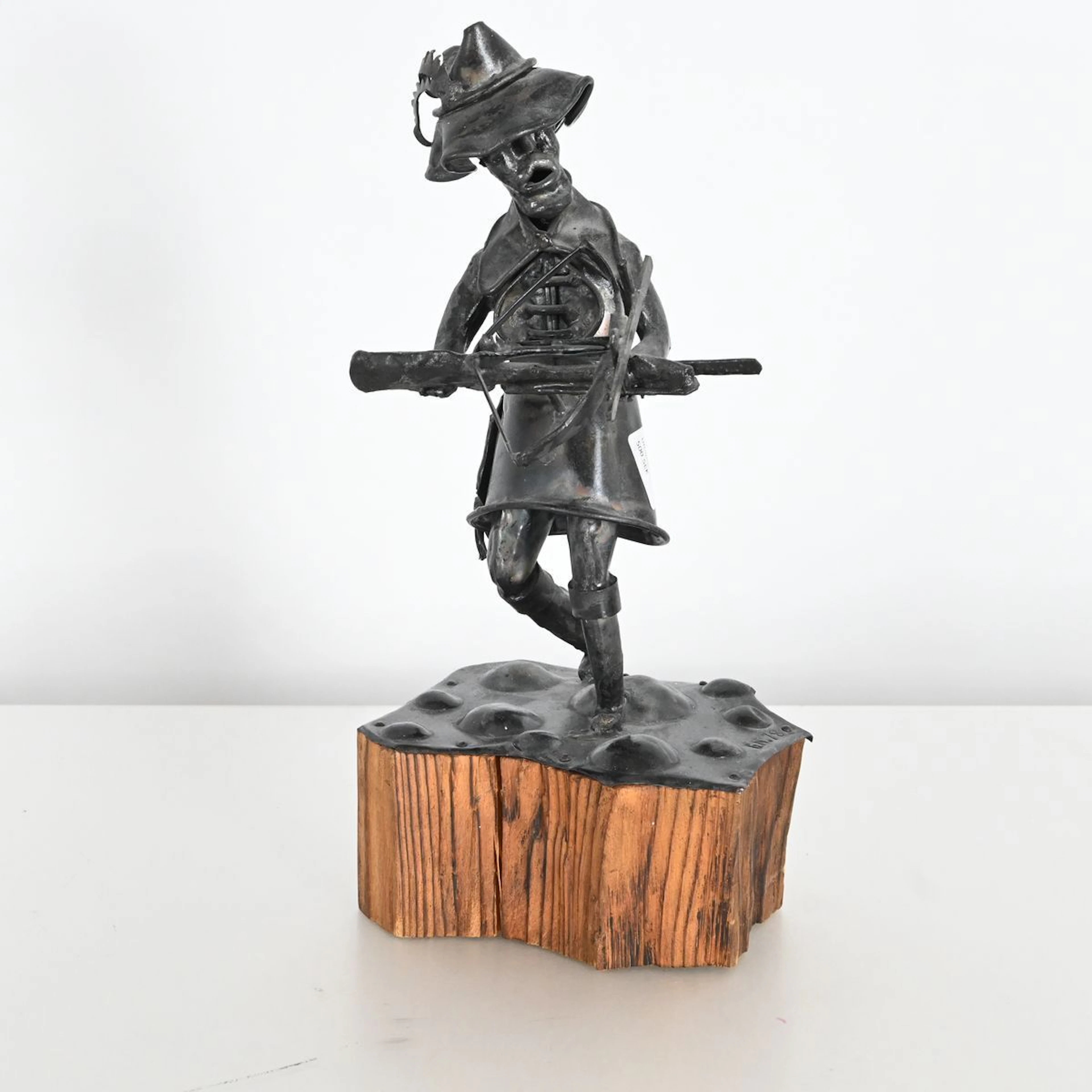 Göran Nilsson, Metallskulptur på träsockel, signerad GN