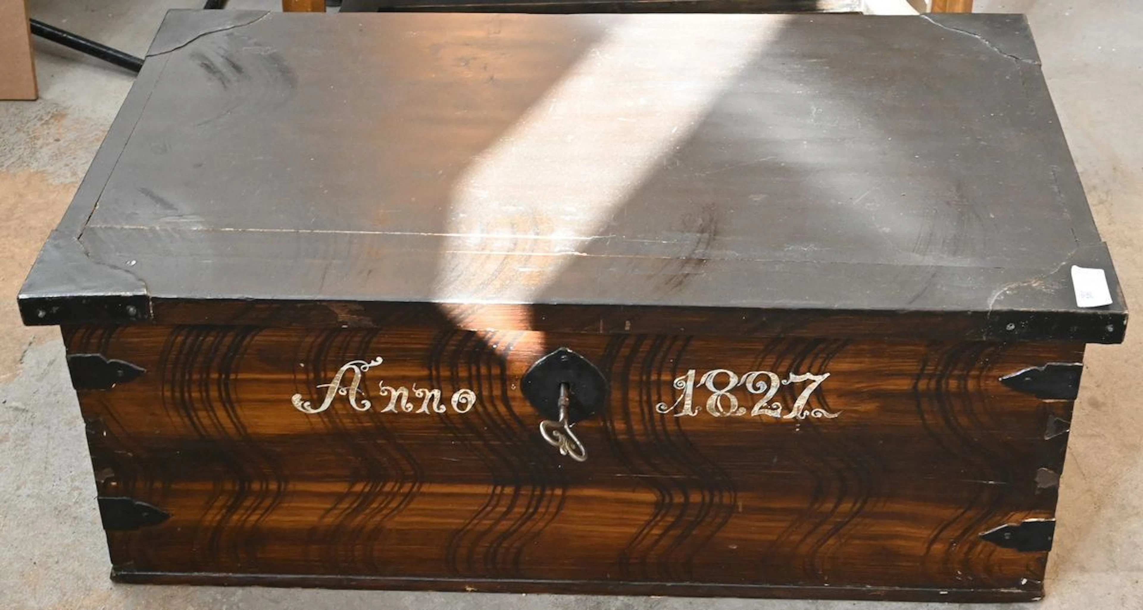Antik allmogekista, daterad 1827