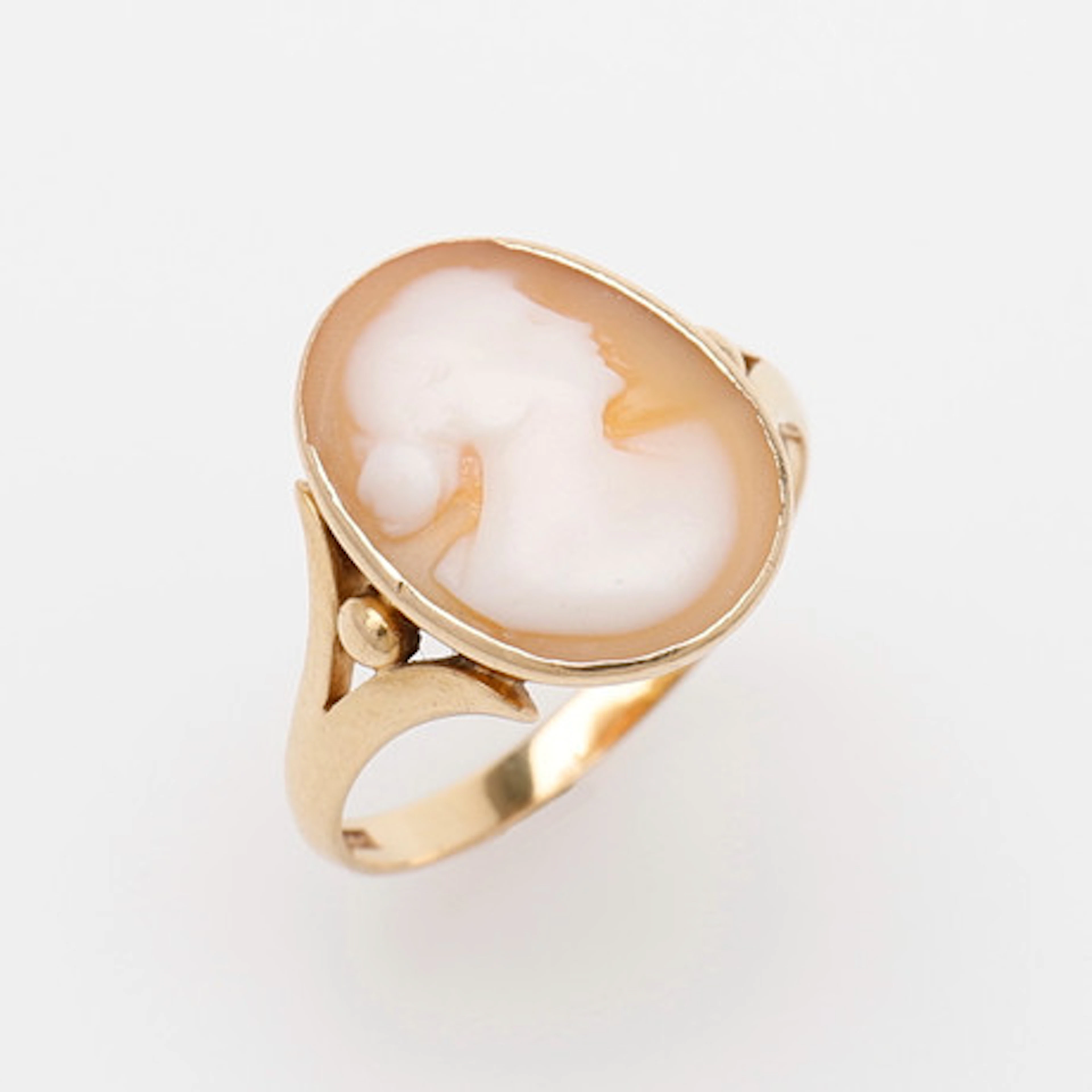 RING MED KAMÉ.
