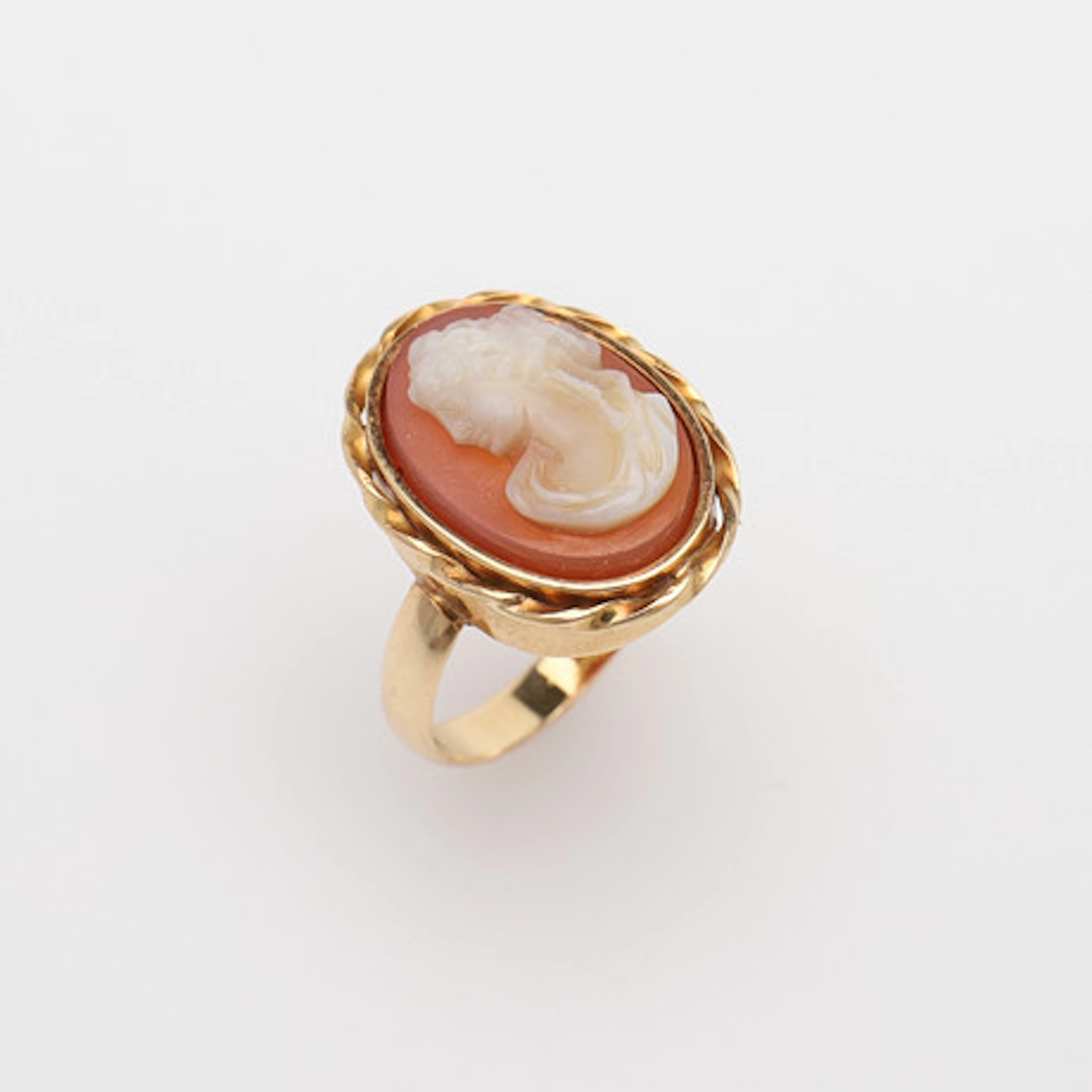 RING MED KAMÉ.