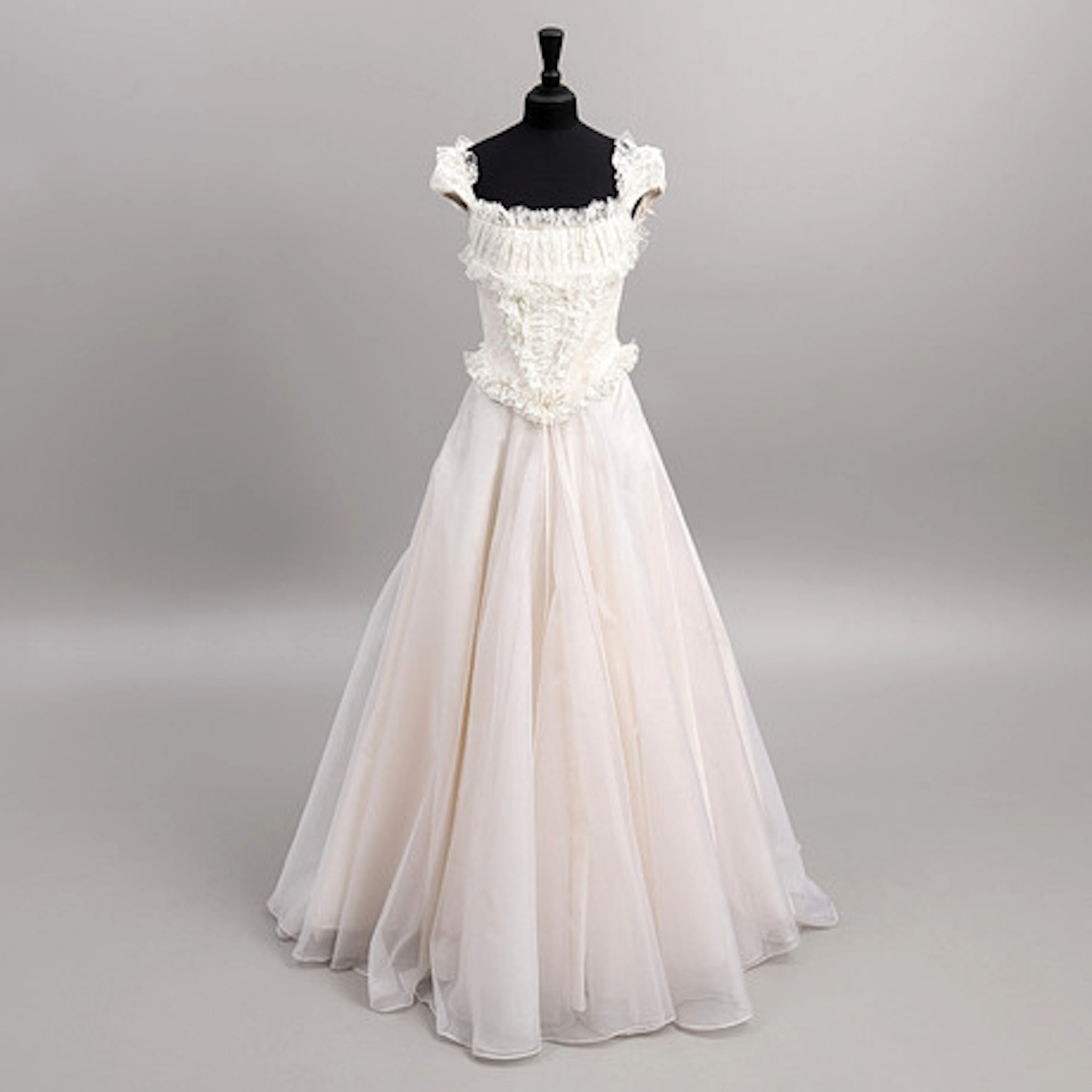 LARS WALLIN. Brudklänning, couture, i side…