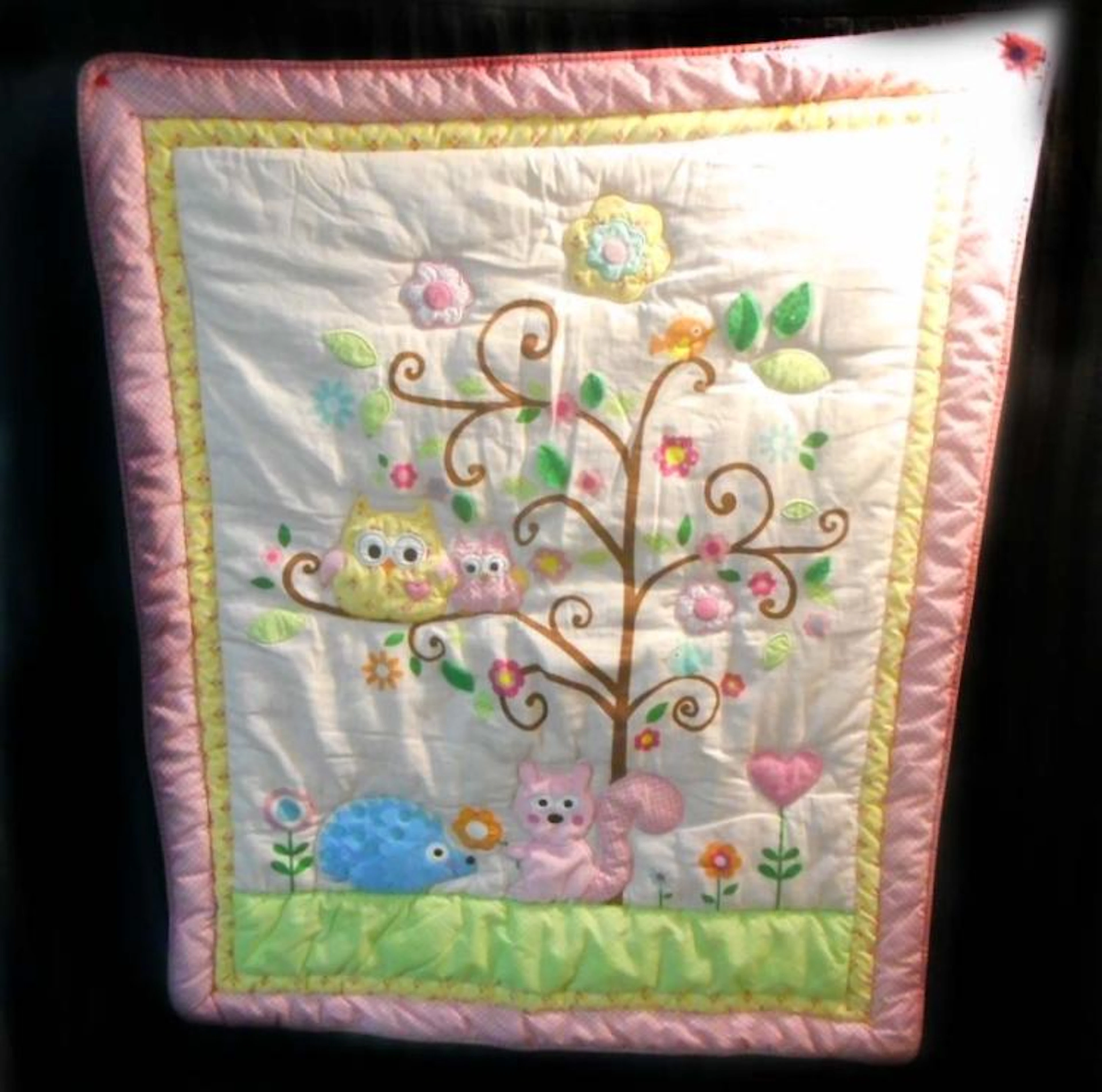 VINTAGE CHILDS QUILT W/ APPLIQUE - 34" X 40"