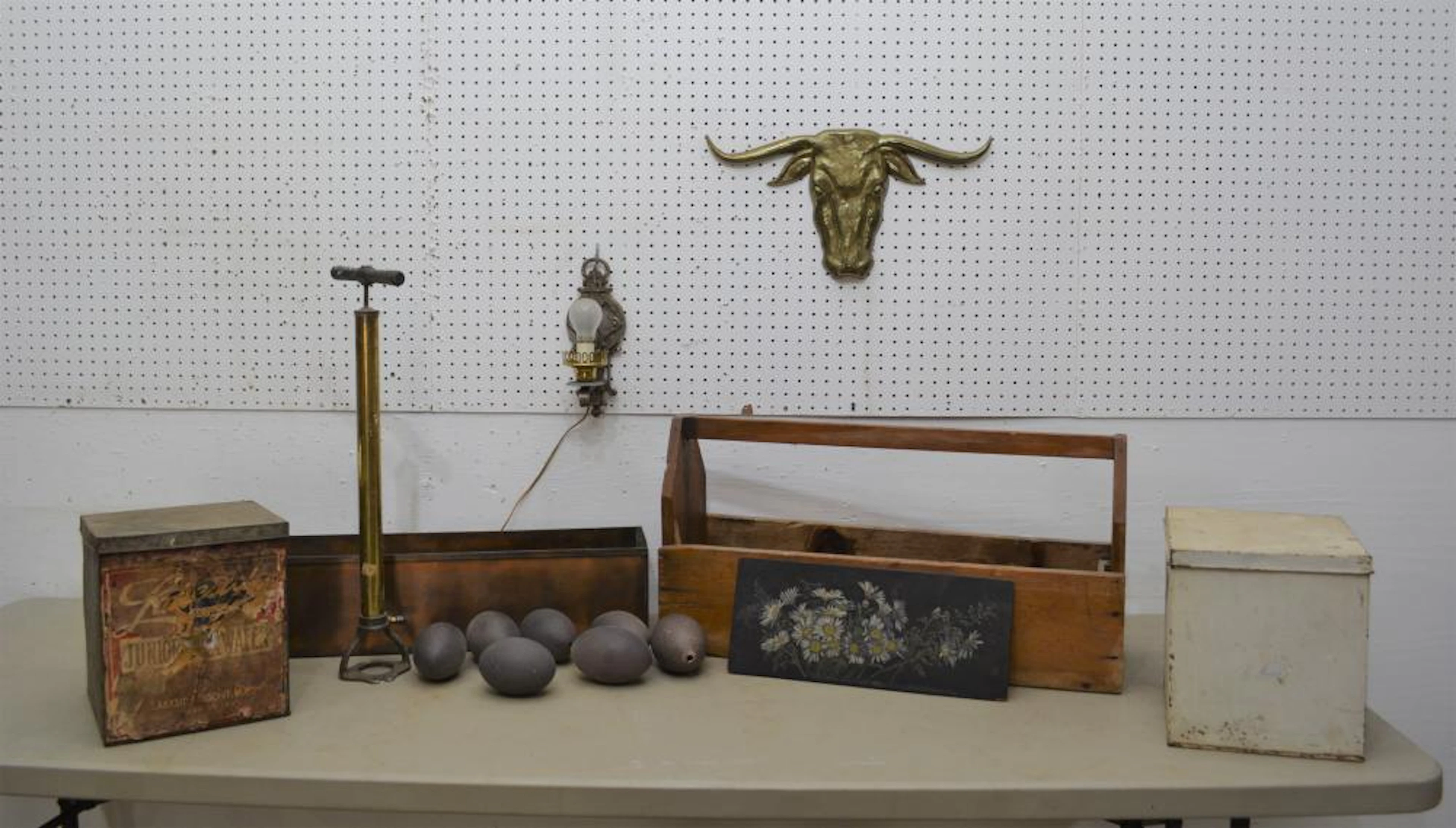 Group Lot: country tote, sconce, etc.