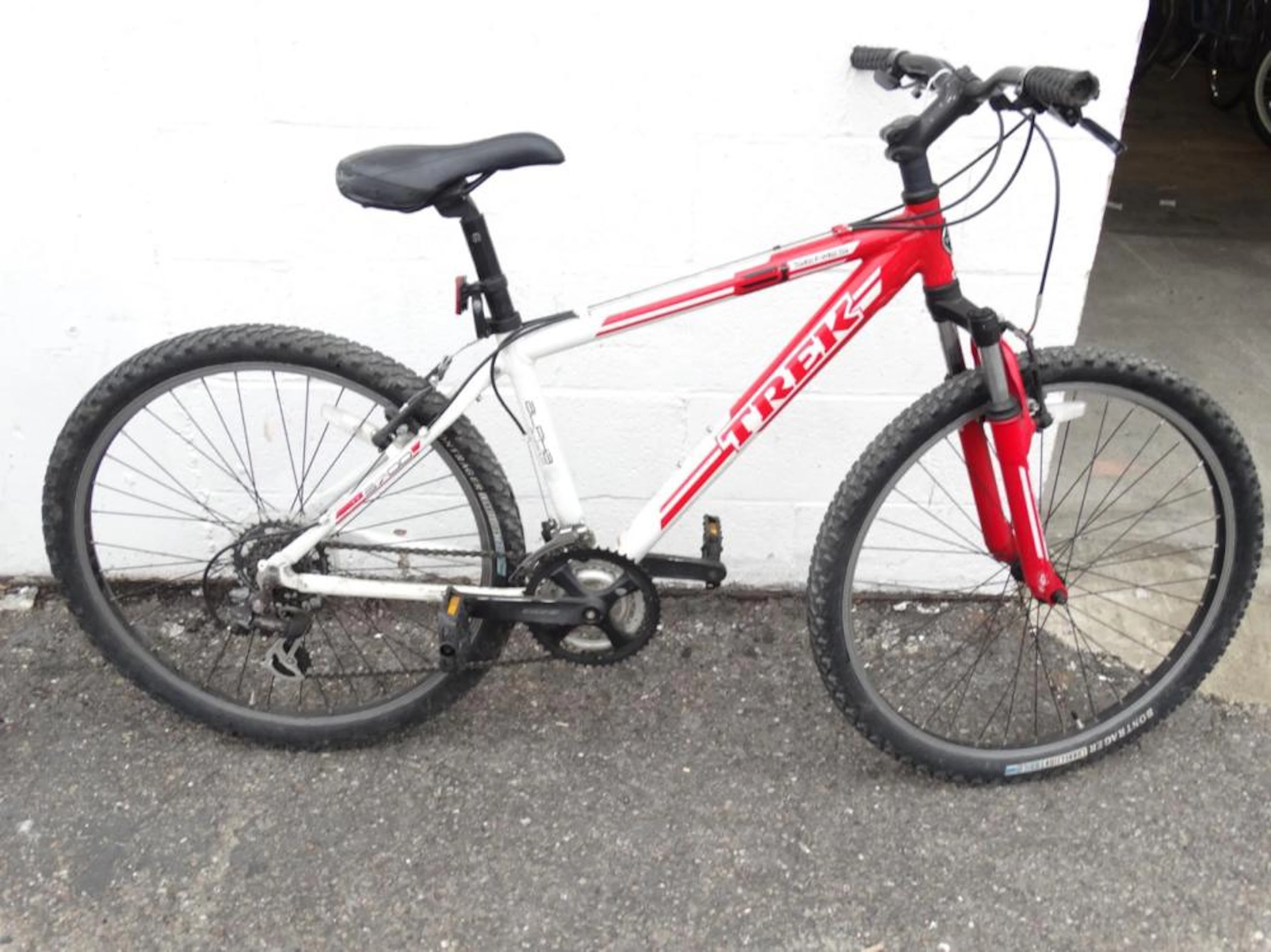 26" Red/White Trek Alpha 3 Series