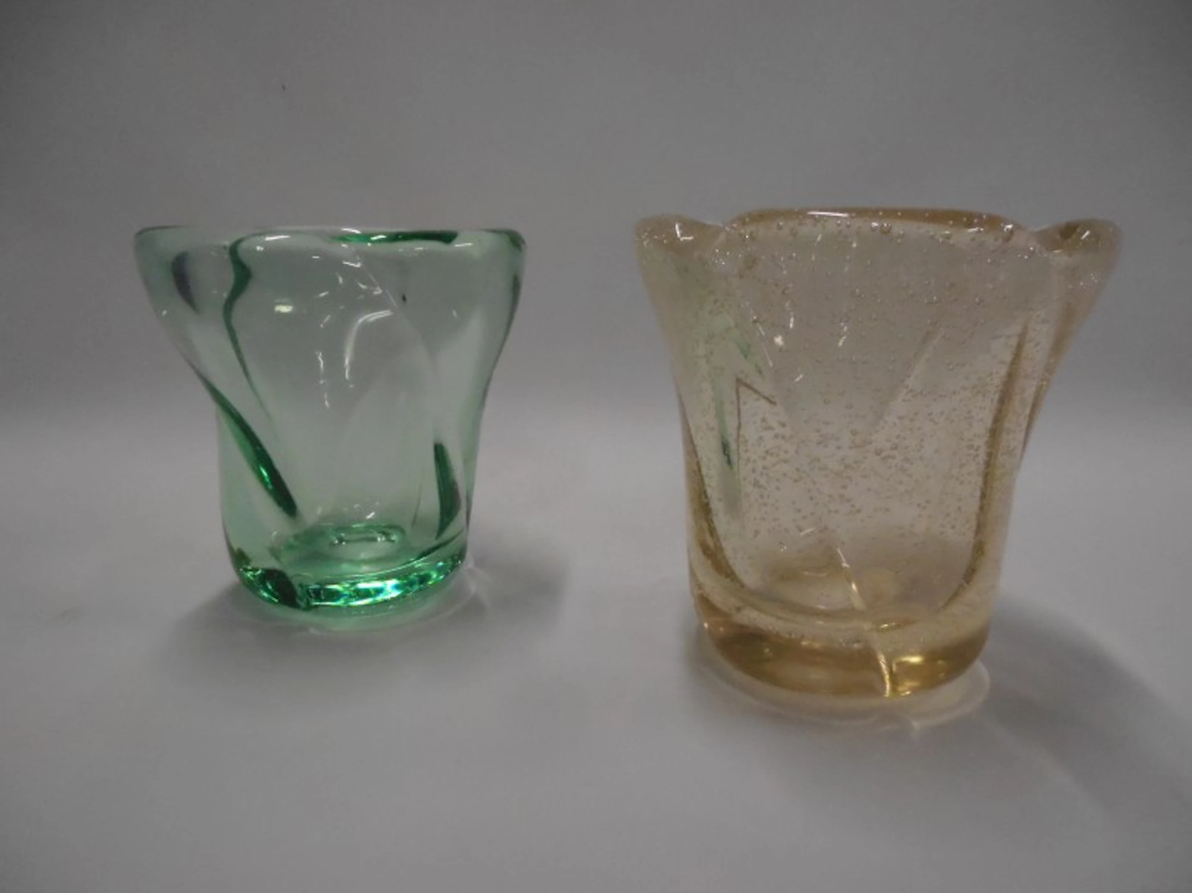DaumEnsemble de deux vases en cristal :- l'un en cristal vert à décor de trois lobes