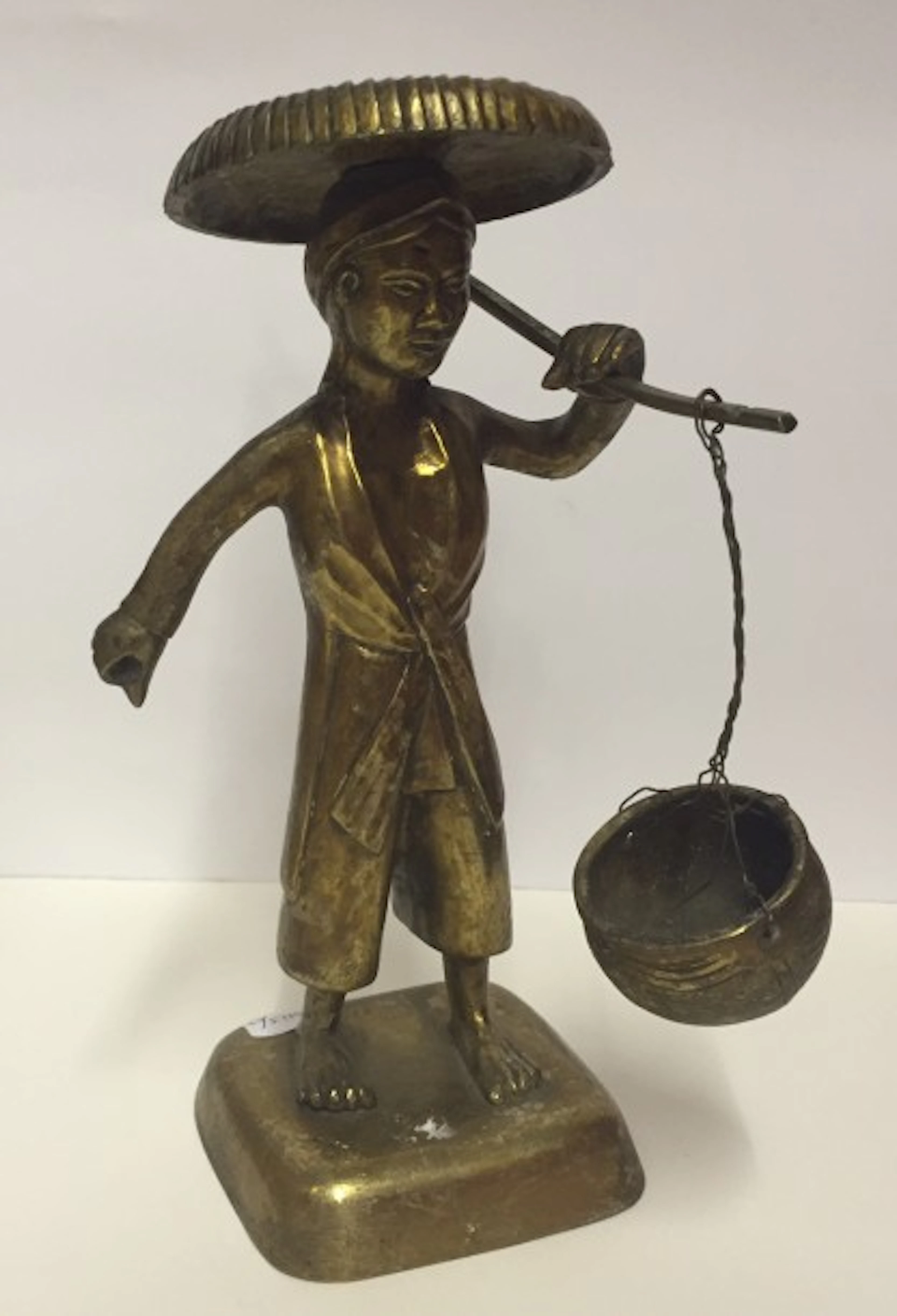 Sculpture en bronze représentant un marchand asiatique tenant un panierH : 20 cm
