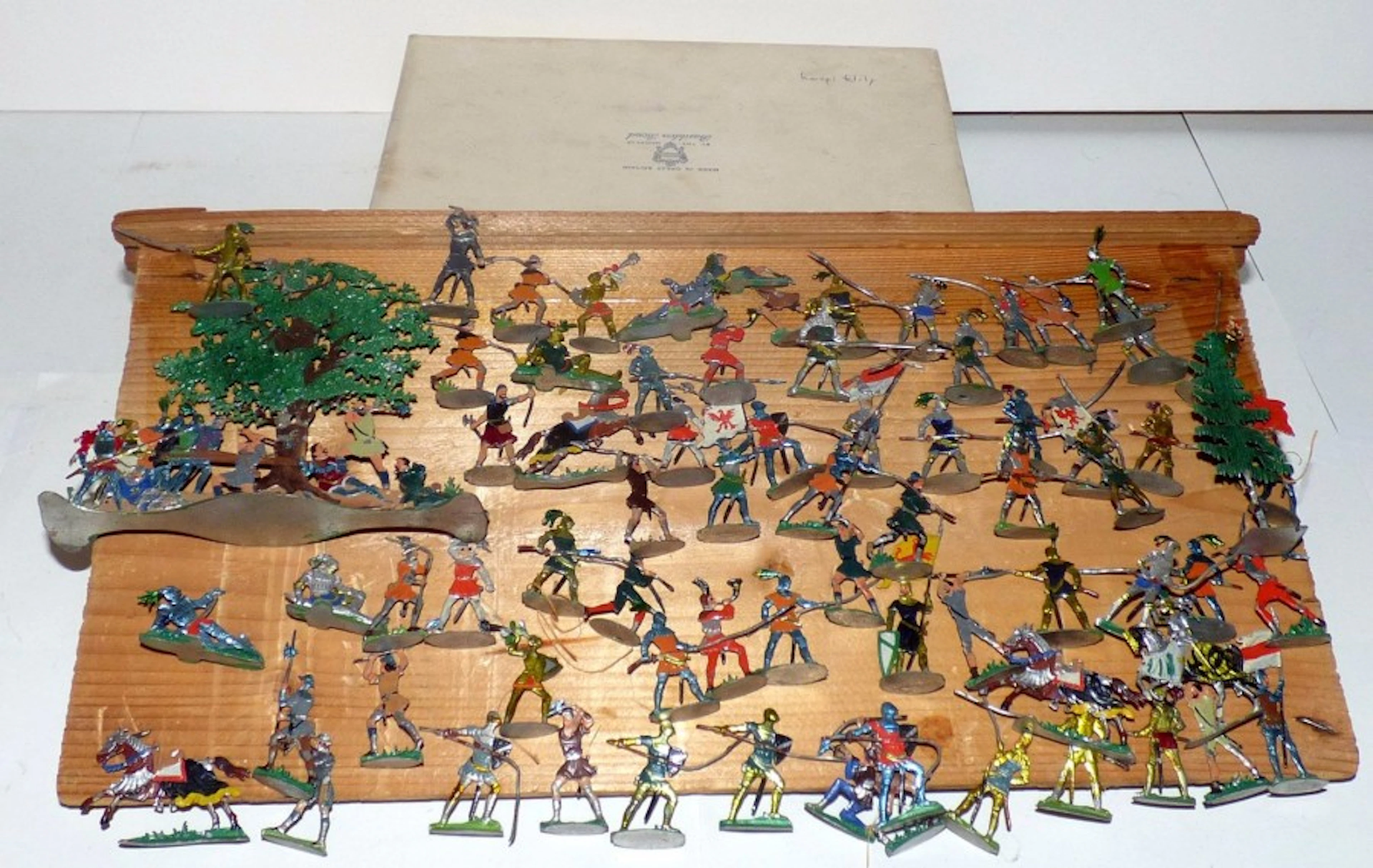 Plats d’étain : guerres du Moyen Age avec Chevaliers en armures et