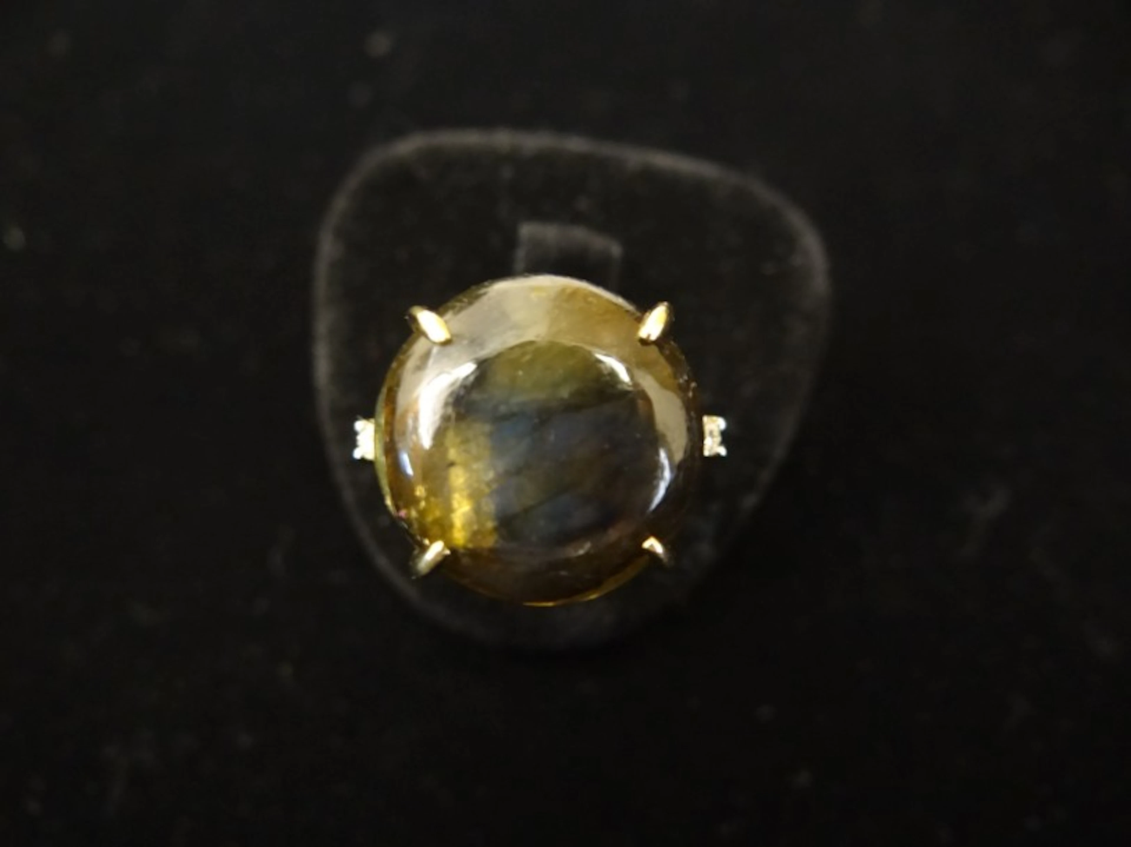 Bague labradorite et diamantsSertie d'une labradorite cabochon de forme ronde