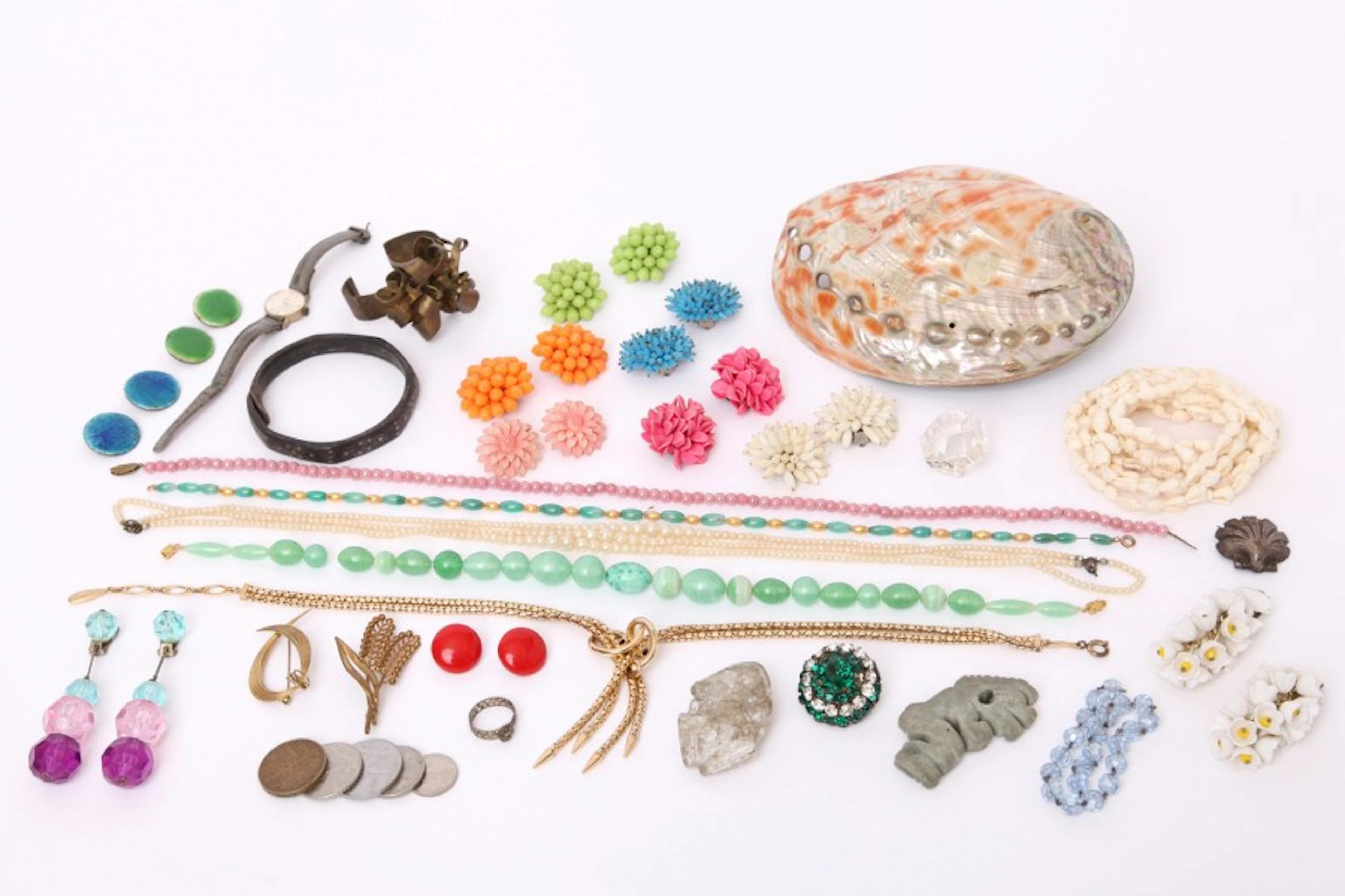 Lot de bijoux fantaisie comprenant des colliers de perles
