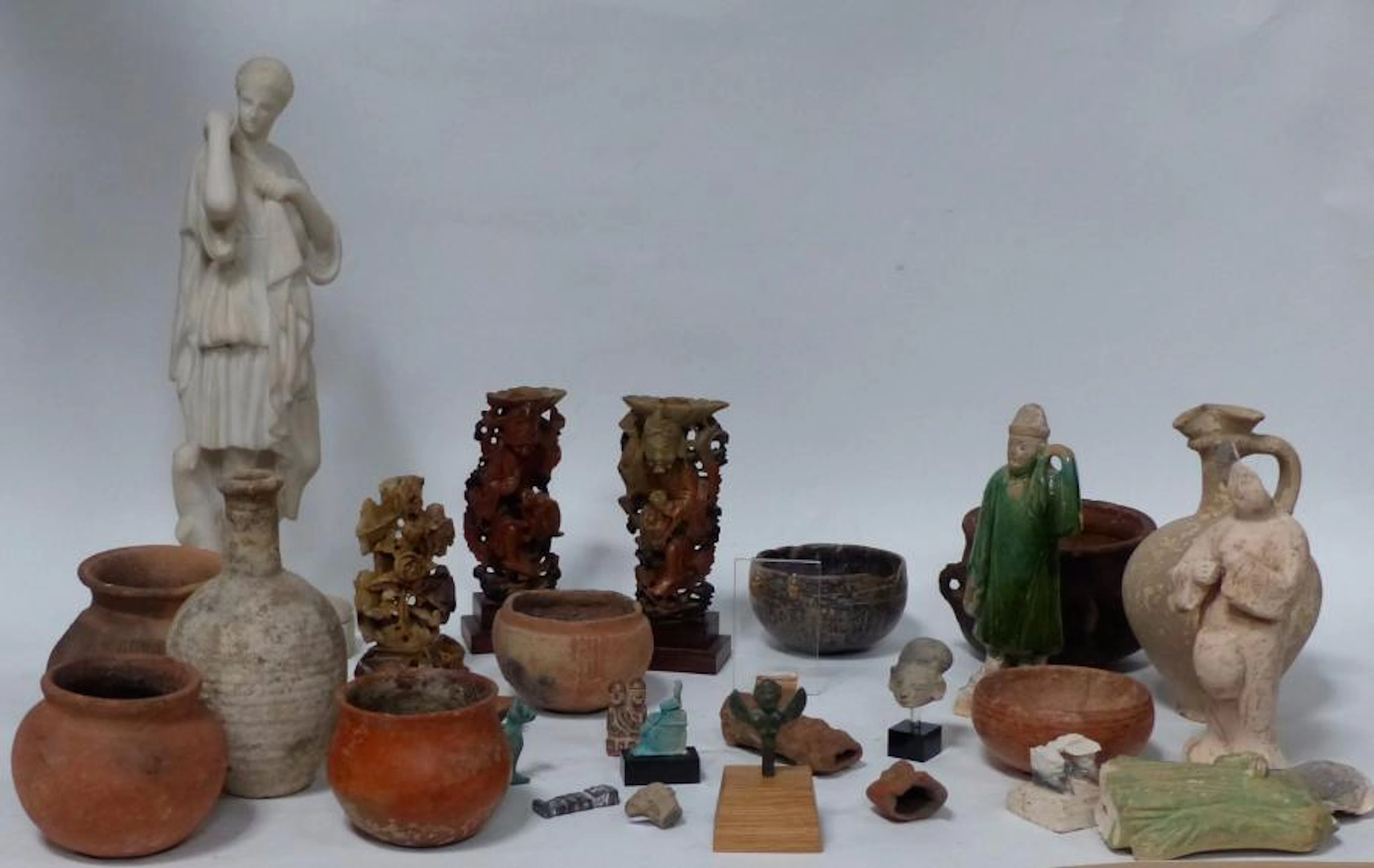Ensemble d'objets d'archéologie, de style…