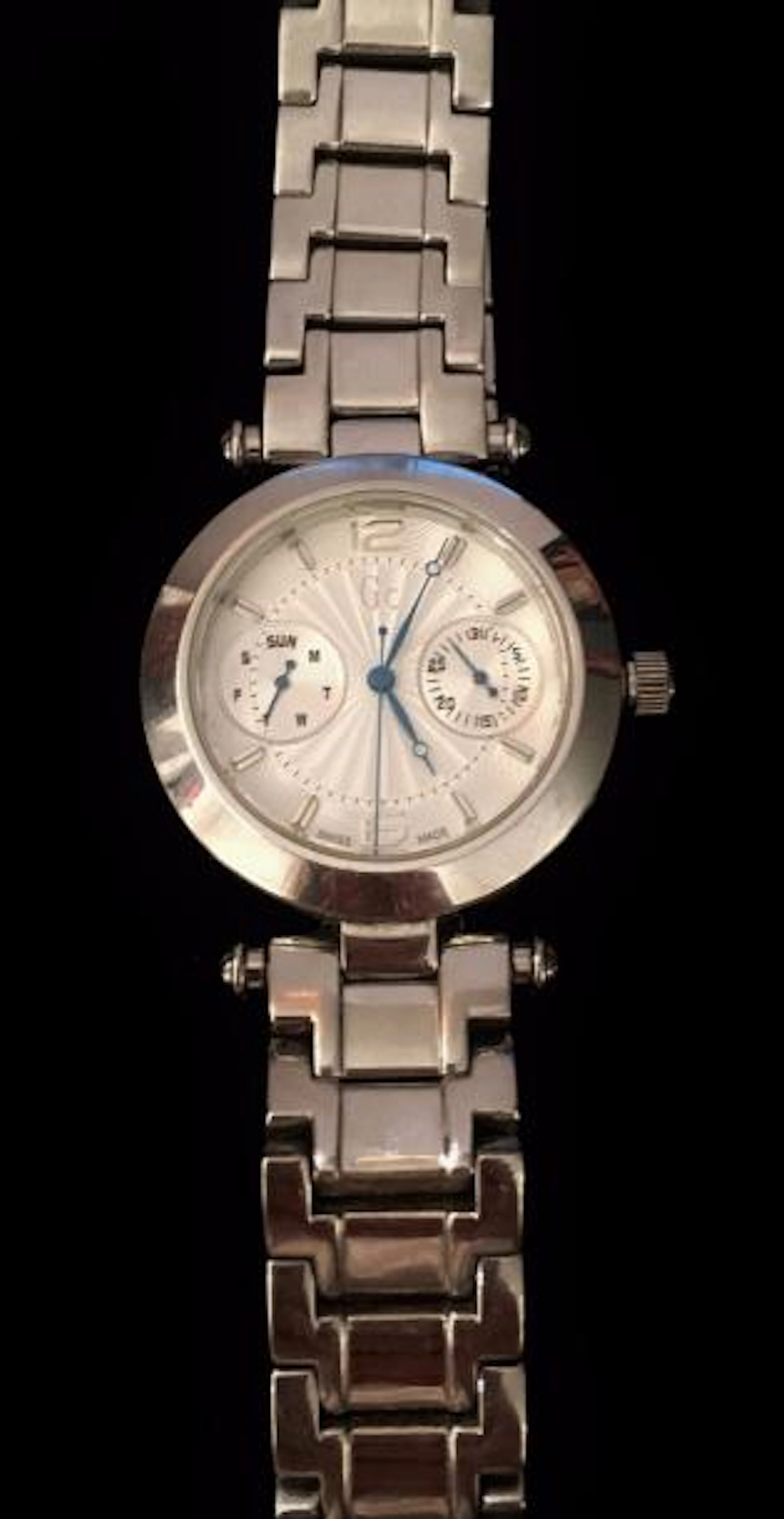 GUESS Montre de dame en acier, résistante…