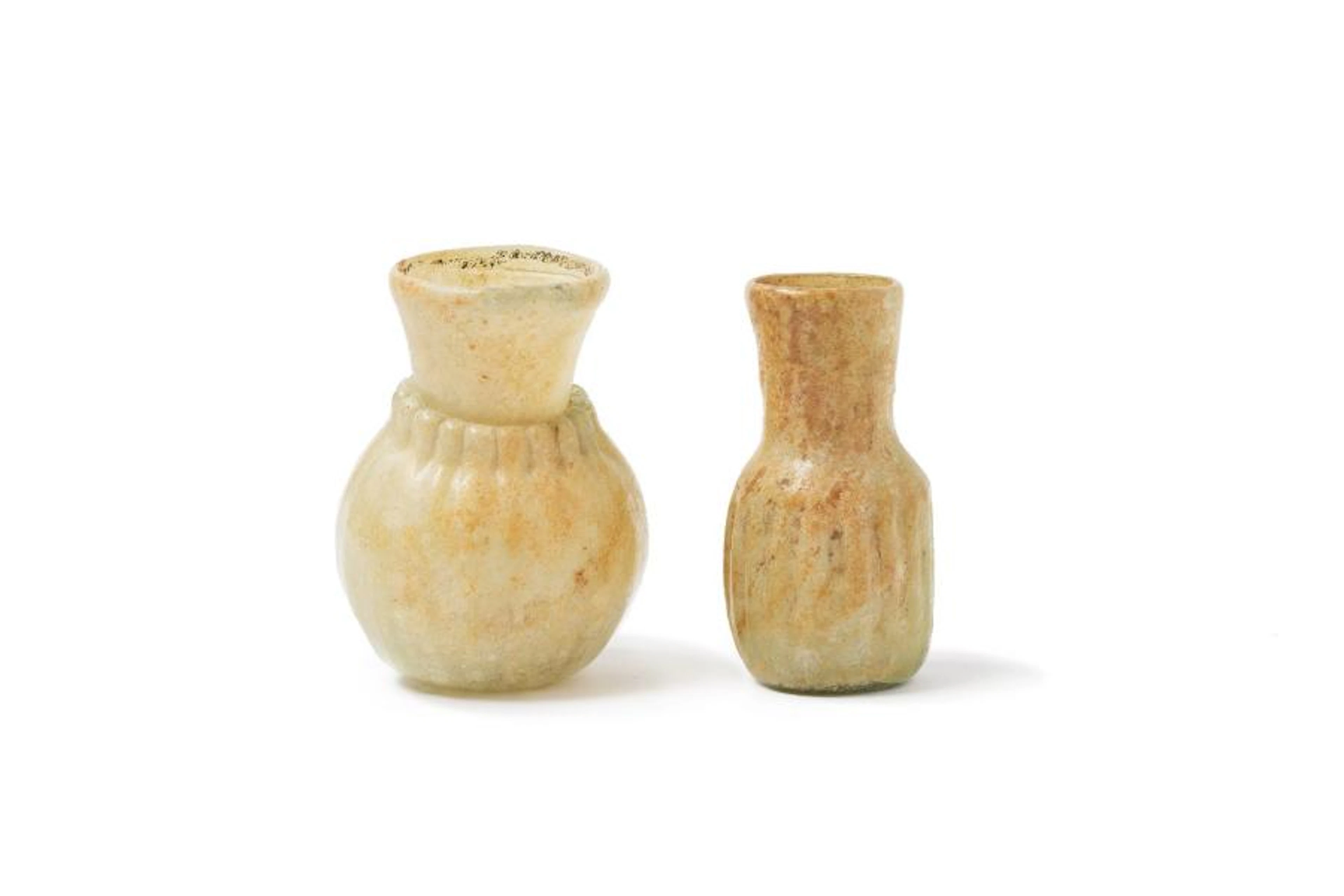 Lot comprenant deux vases à panse cannelée…