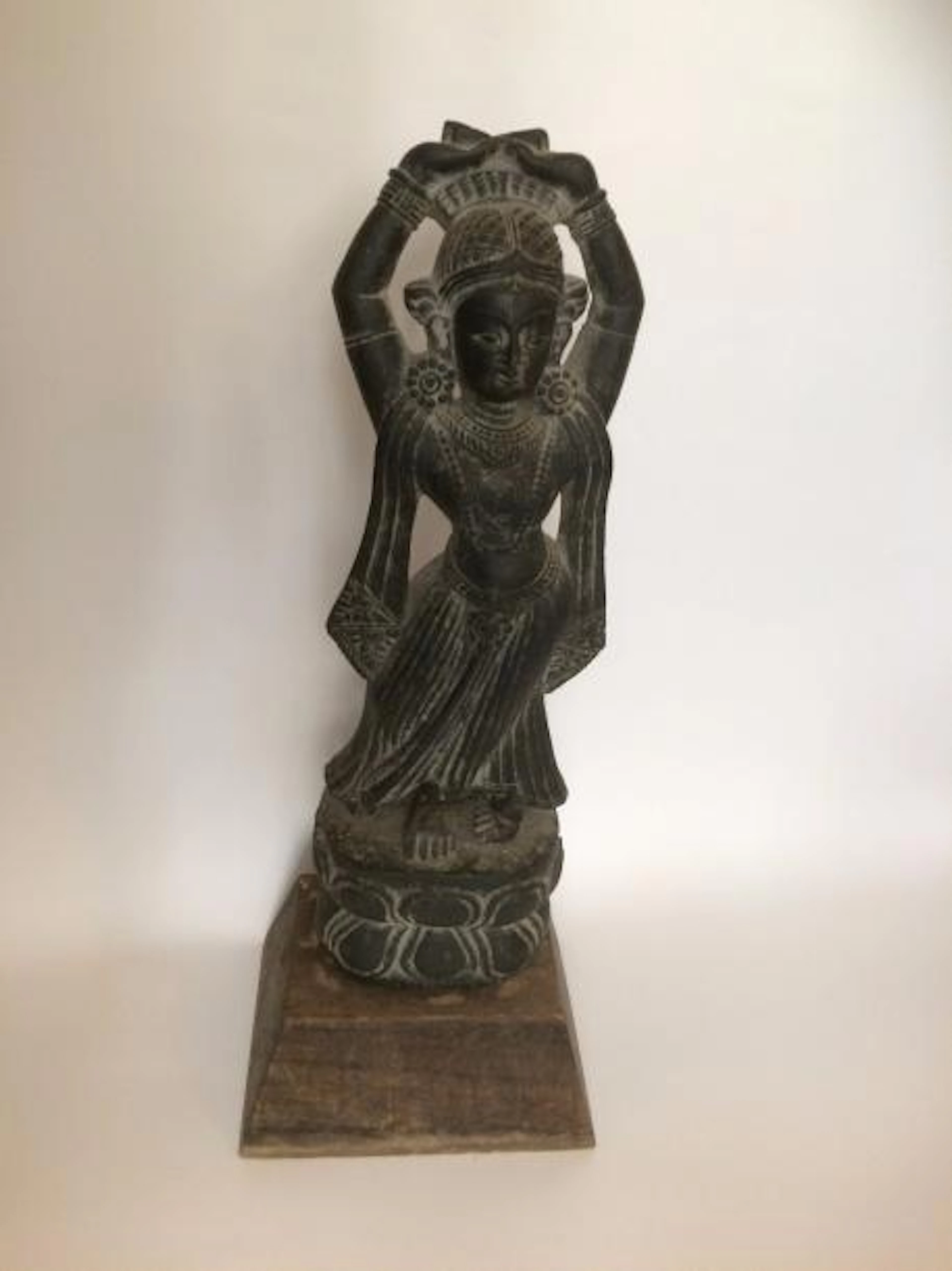 Divinité asiatique dansant Groupe en pierre…