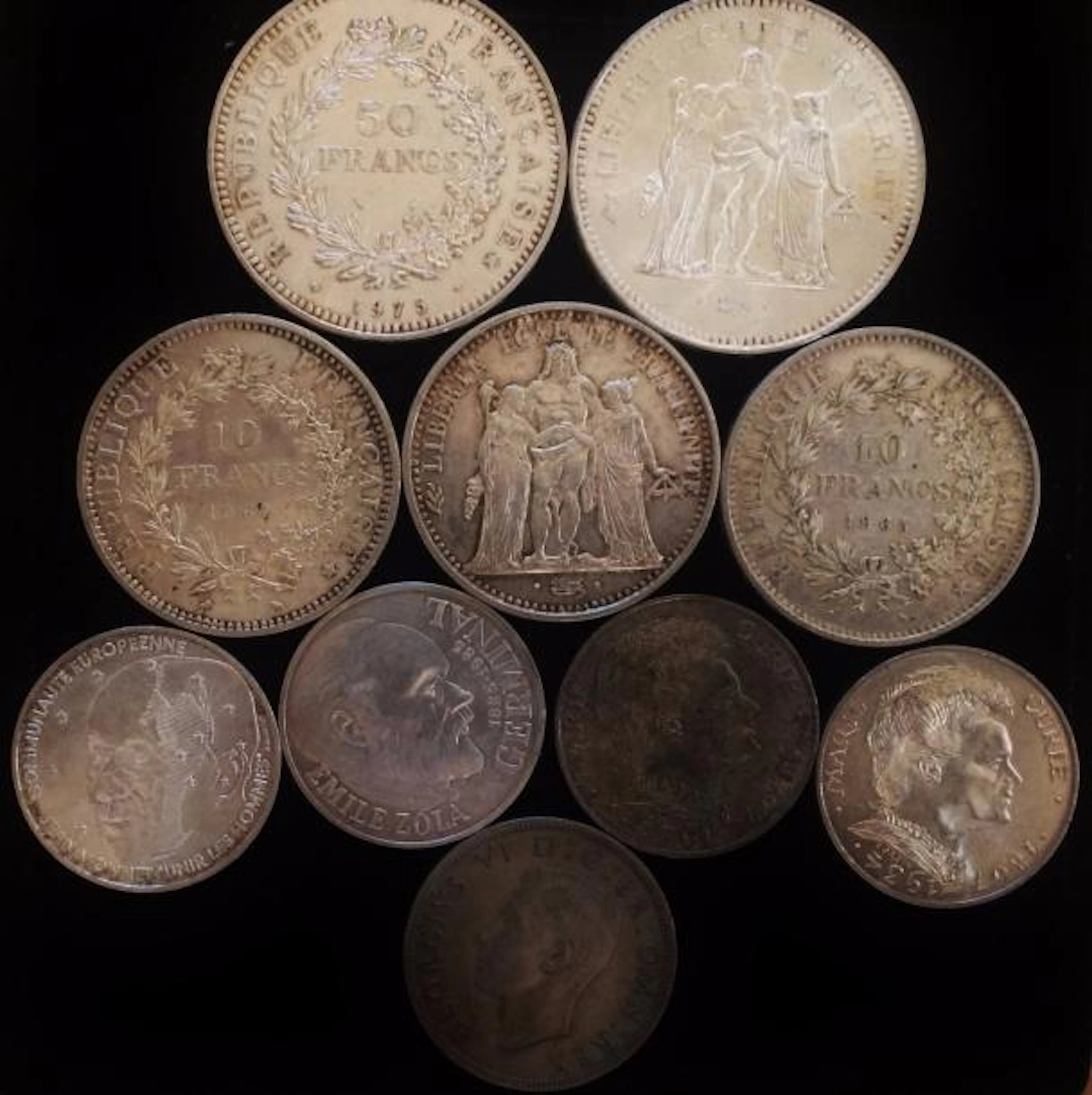 Un ensemble de pièces de monnaies en argent…