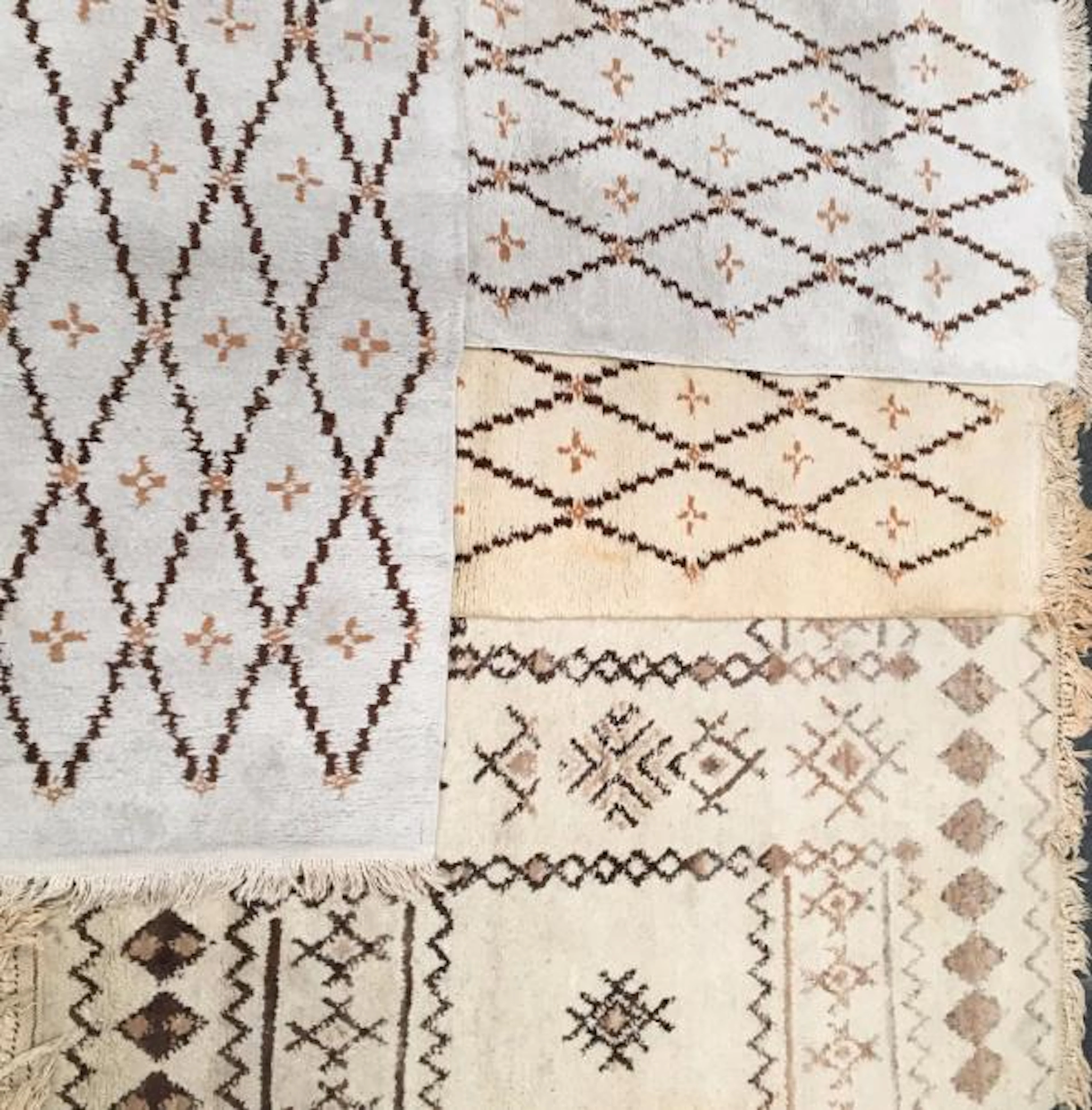 Lot de quatre tapis berbères dont trois identiques…