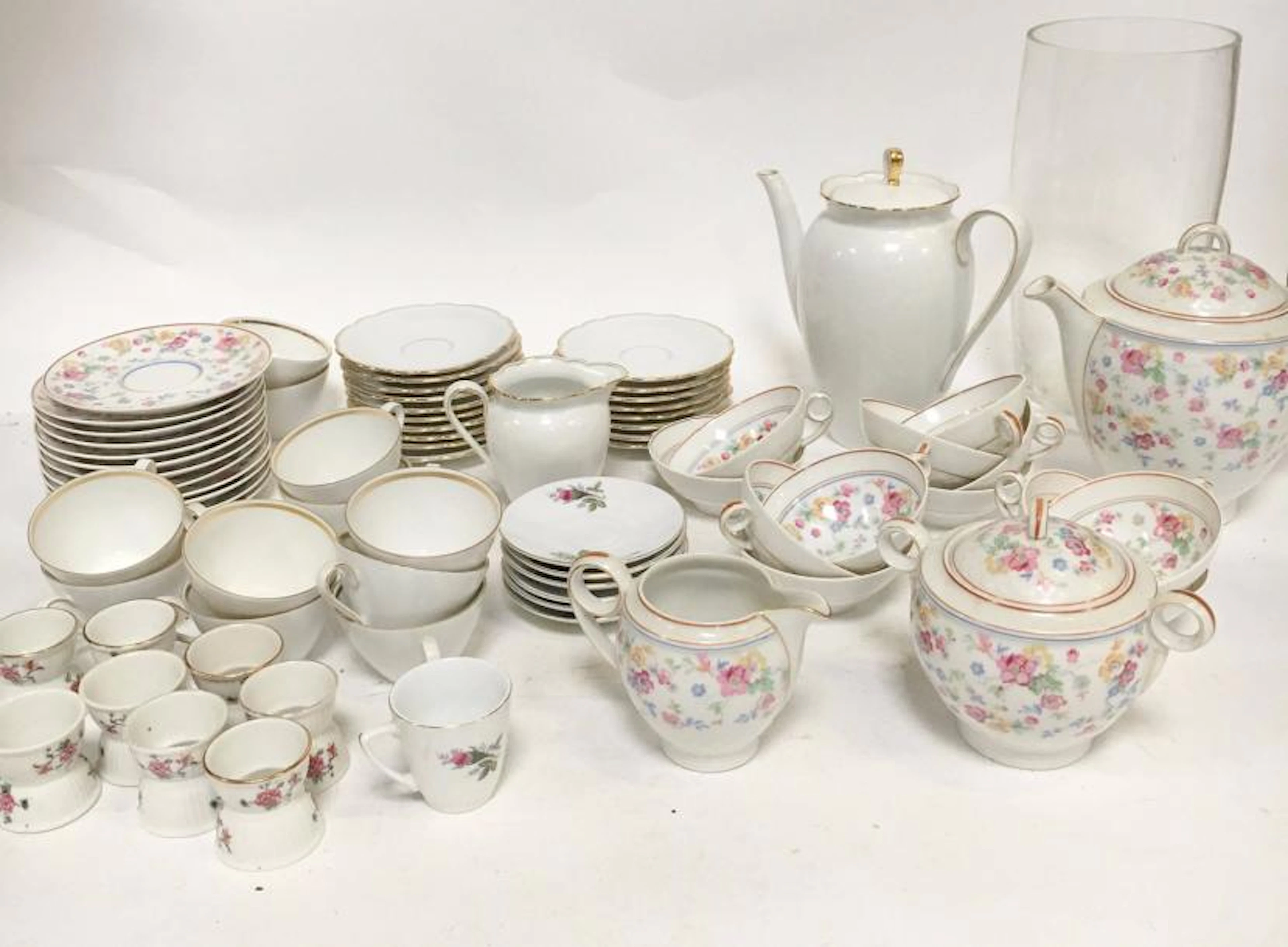 Lot de vaisselle en porcelaine composé d'un…