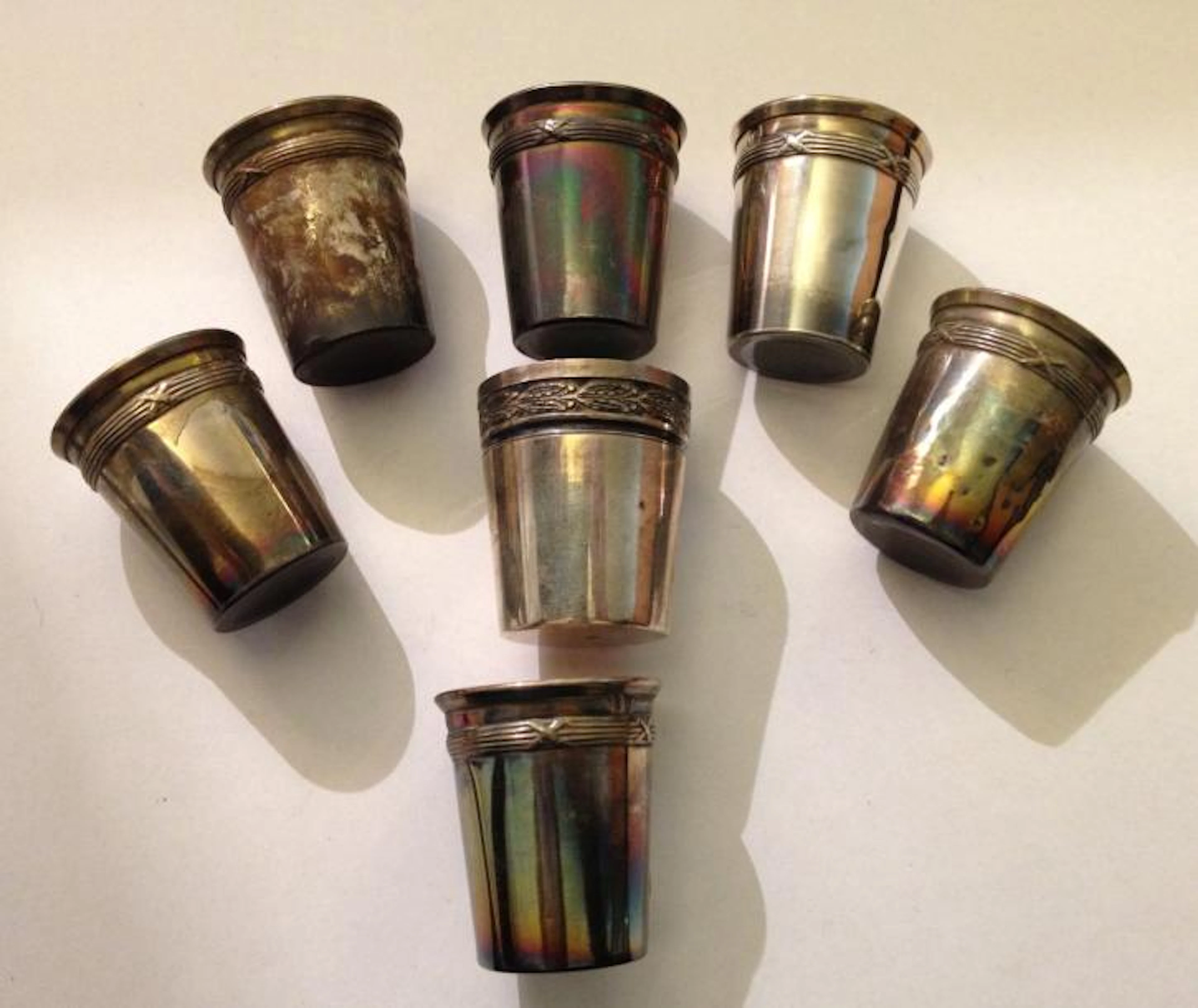 Série de 6 gobelets à liqueur en argent à…