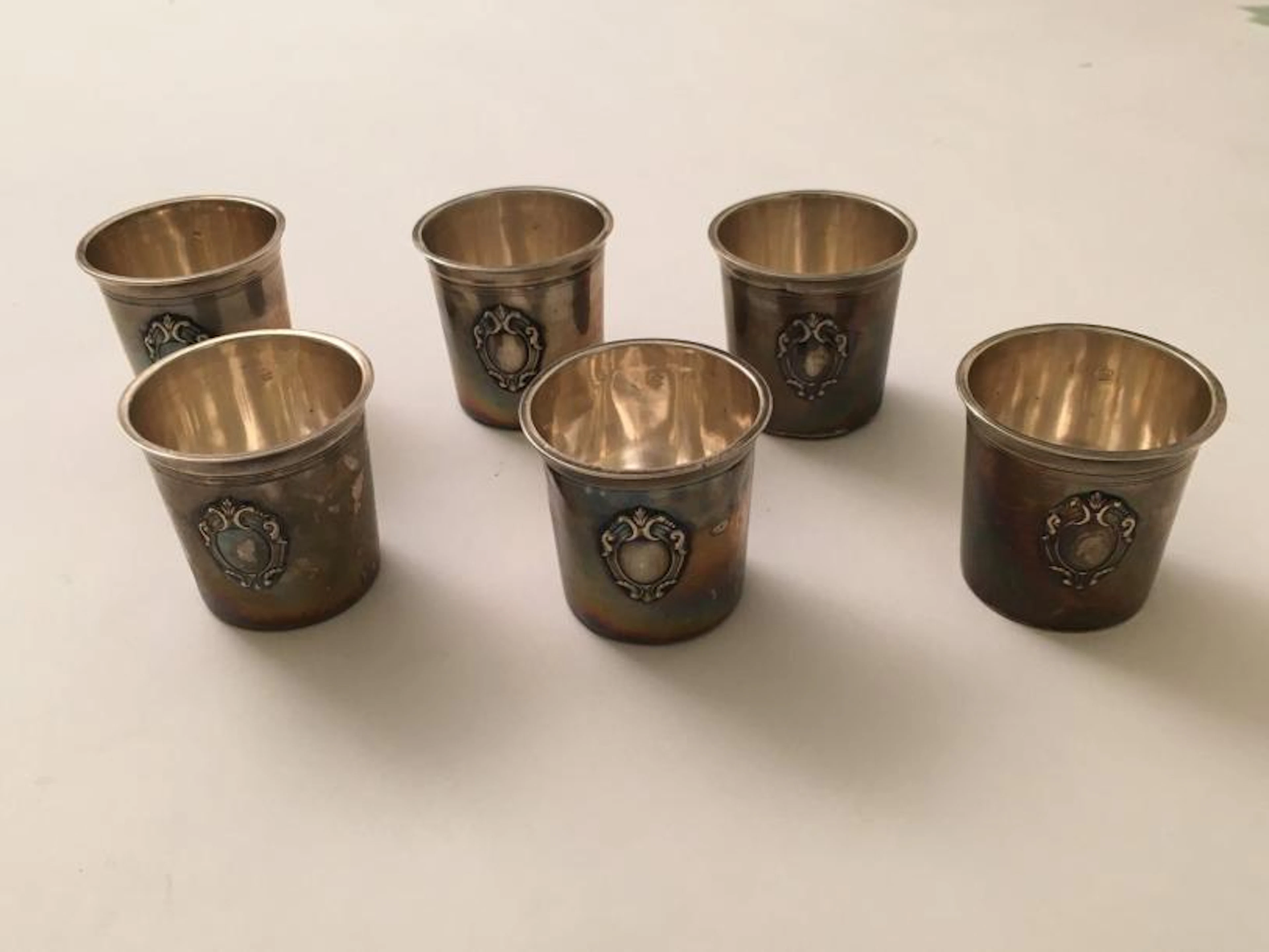 Série de 6 gobelets à alcool en argent ornés…