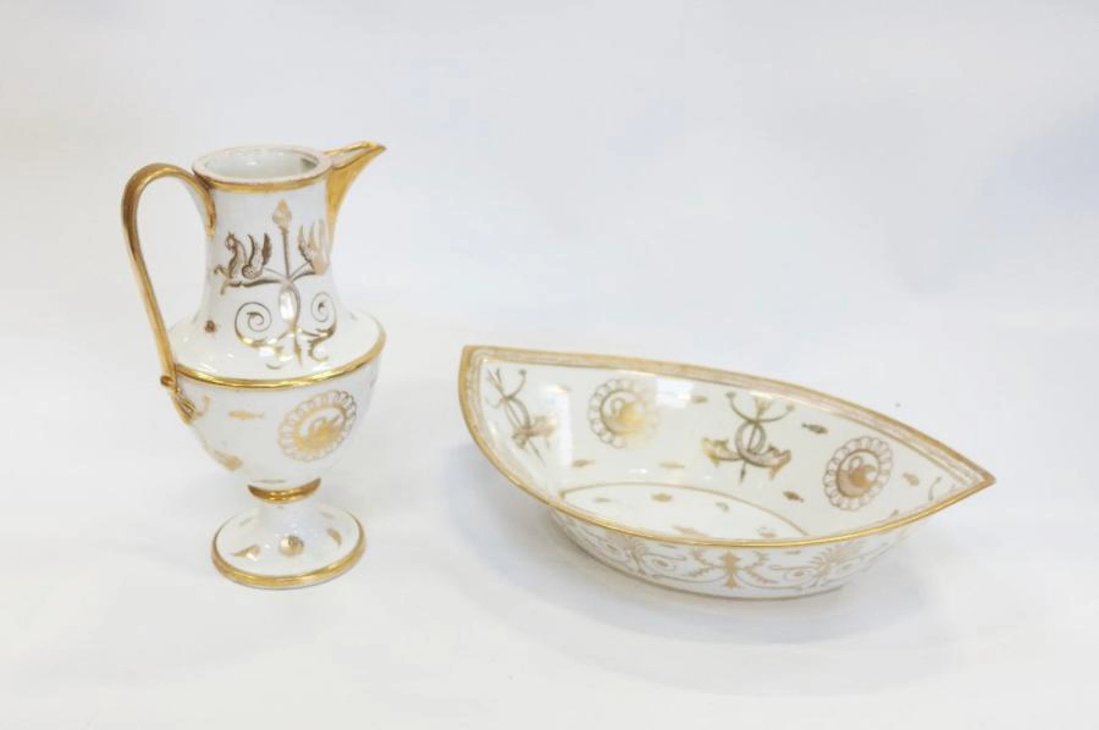 Broc et sa cuvette en porcelaine de Paris.…