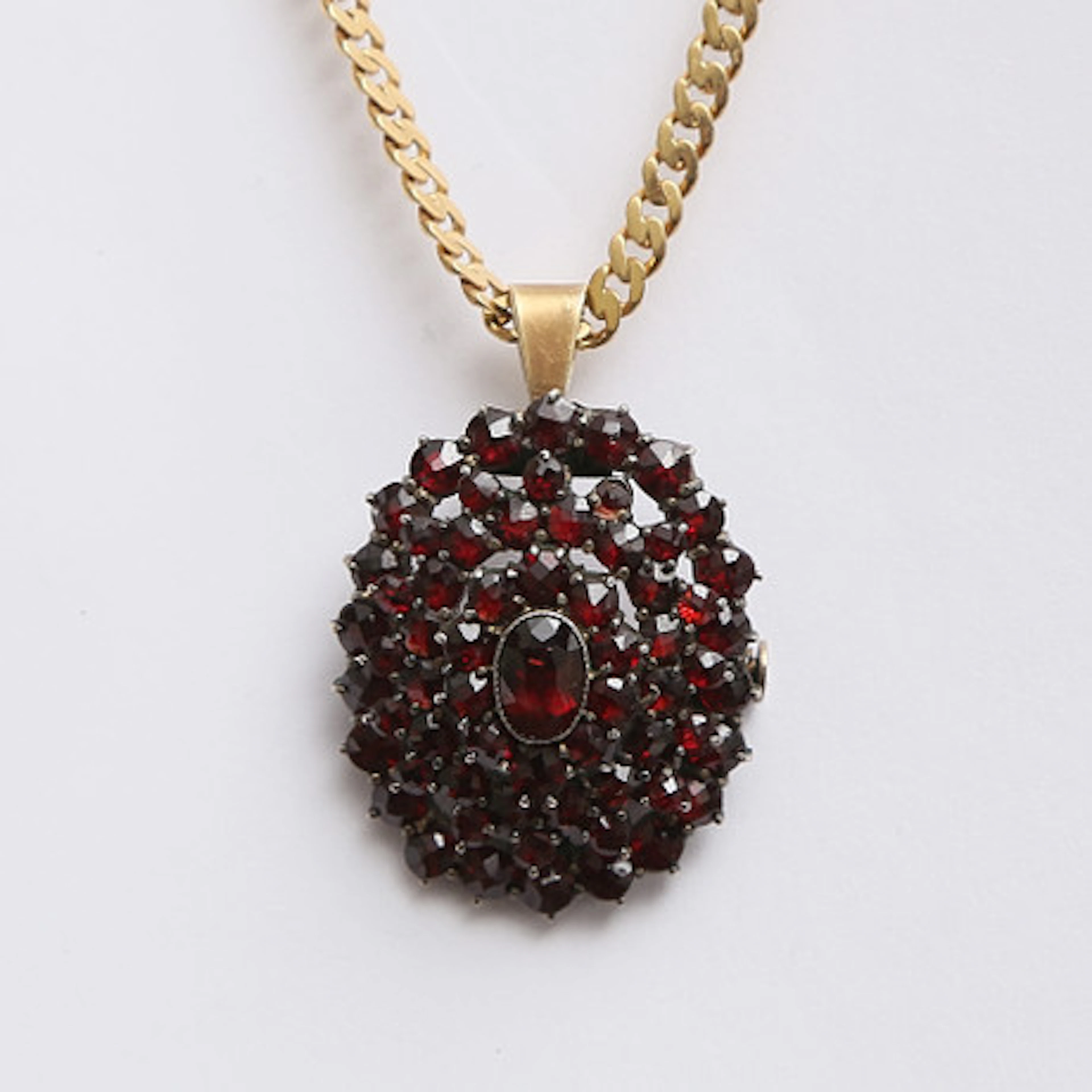 HALSBAND, 18 K, med granatbrosch som hänge.