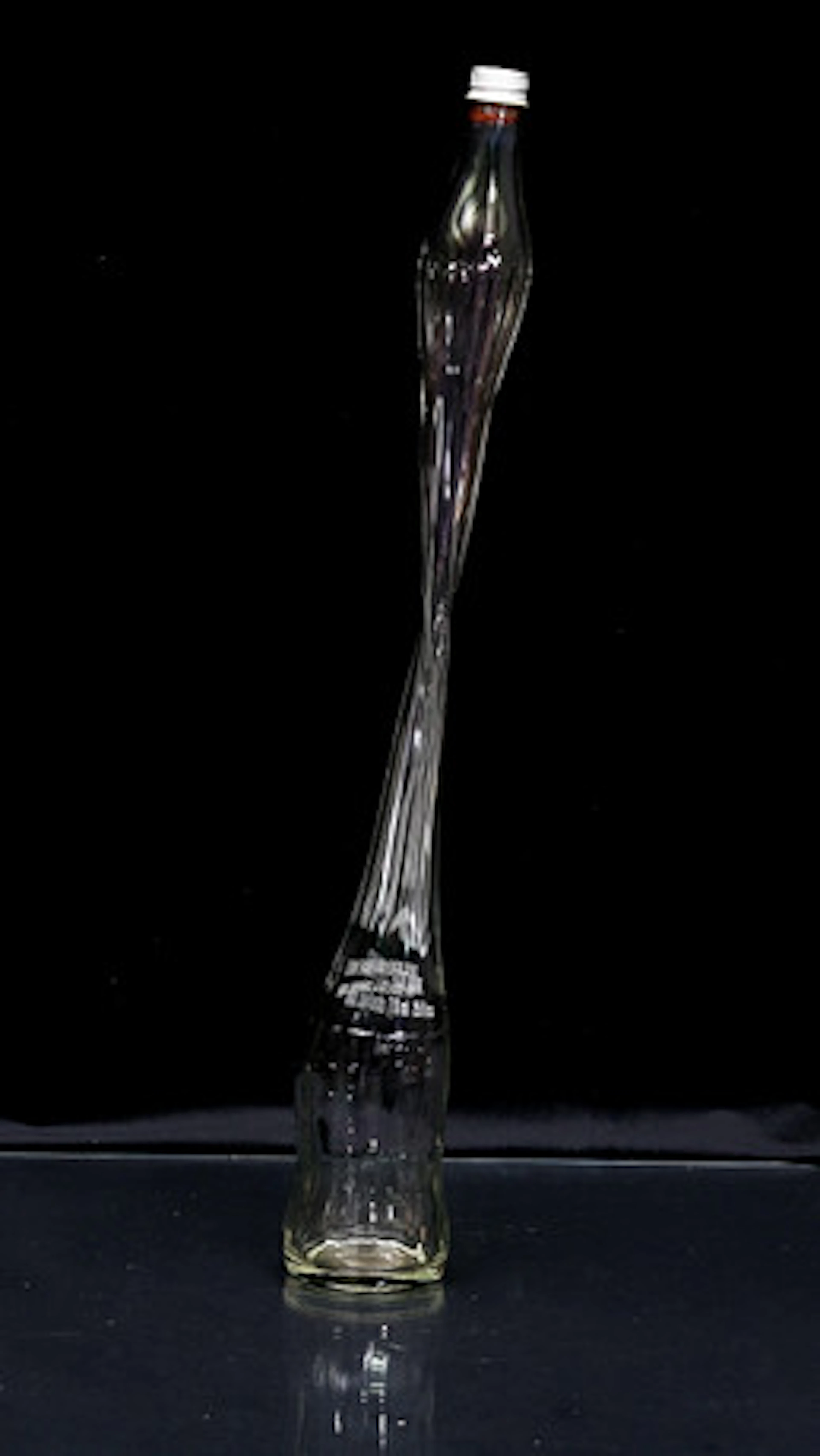 Skulptur, glas, utsträckt Coca Cola-flaska.