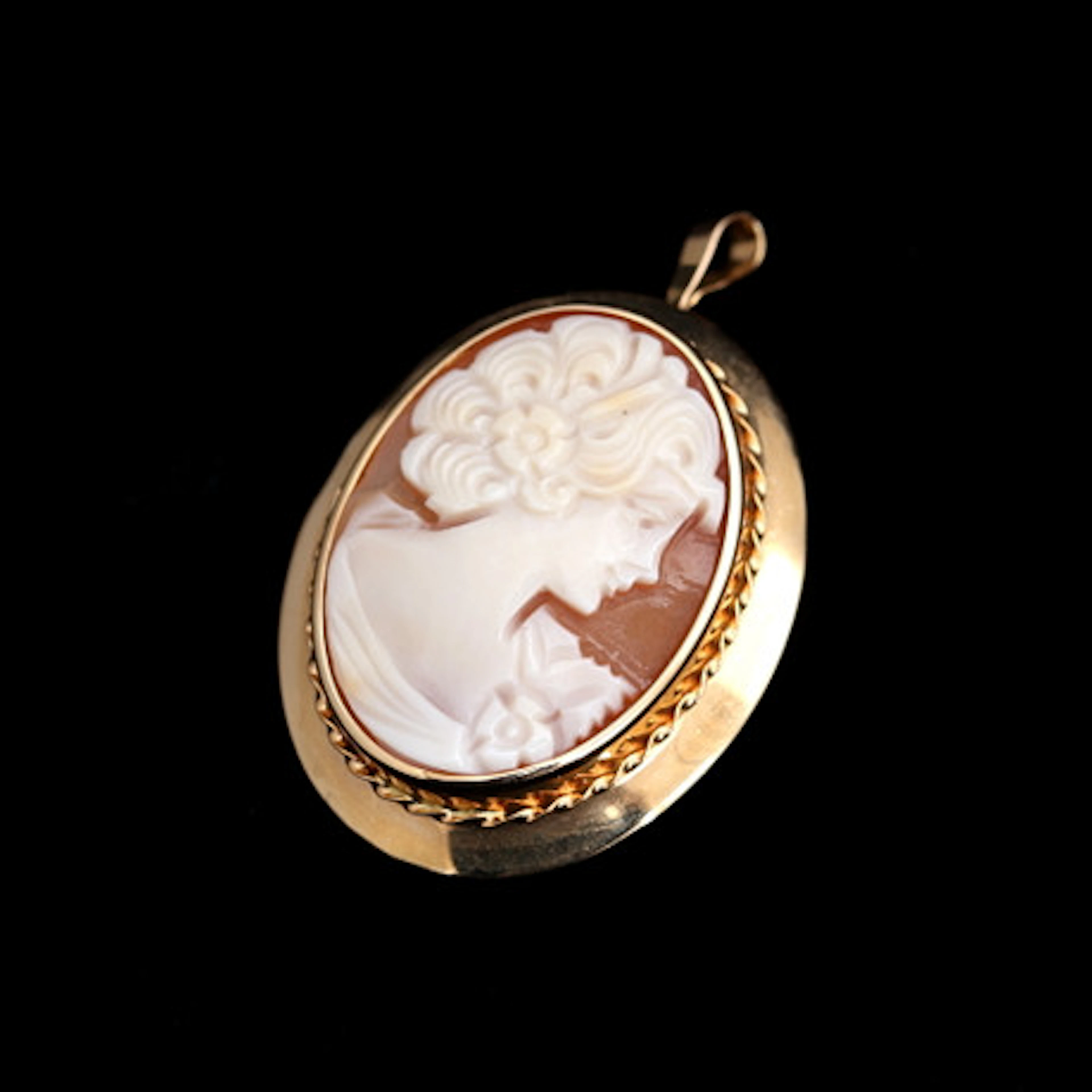 HÄNGE/ BROSCH, Came, 18 k guld, 4,46 gram.