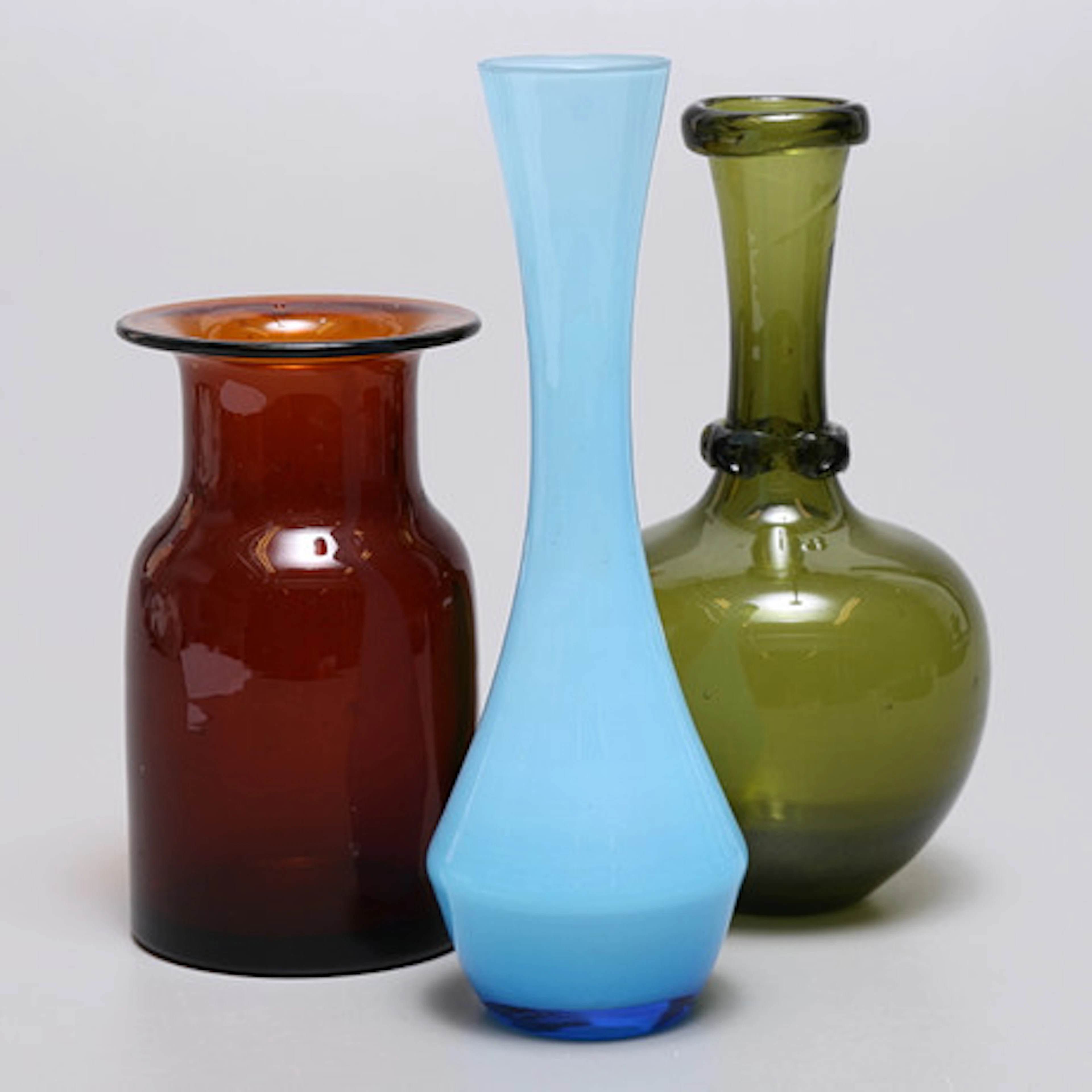 VASER, 3 st, färgat glas, 1900-tal.