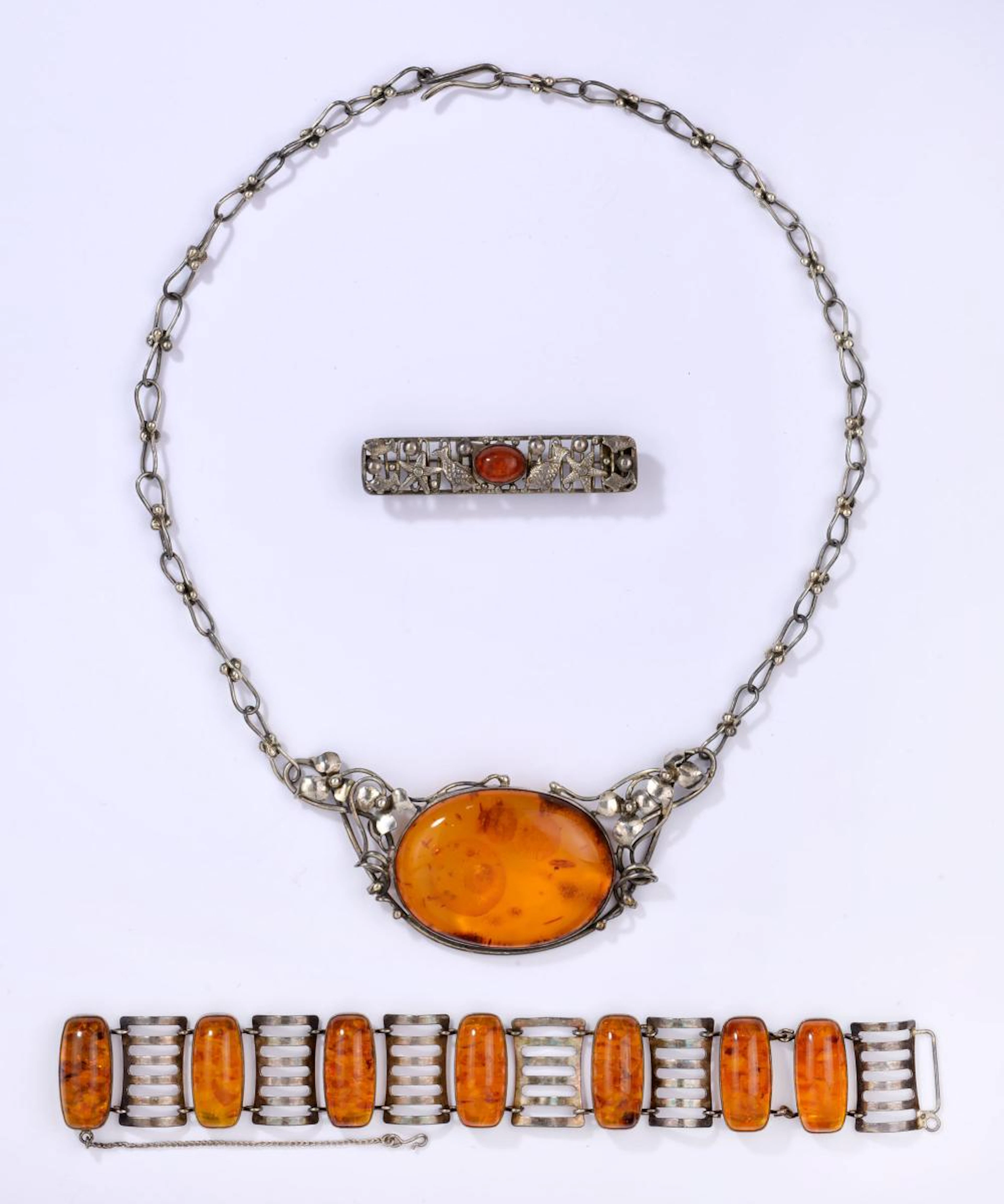 Silber-Collier, -Armband und -Brosche, Bernsteine.