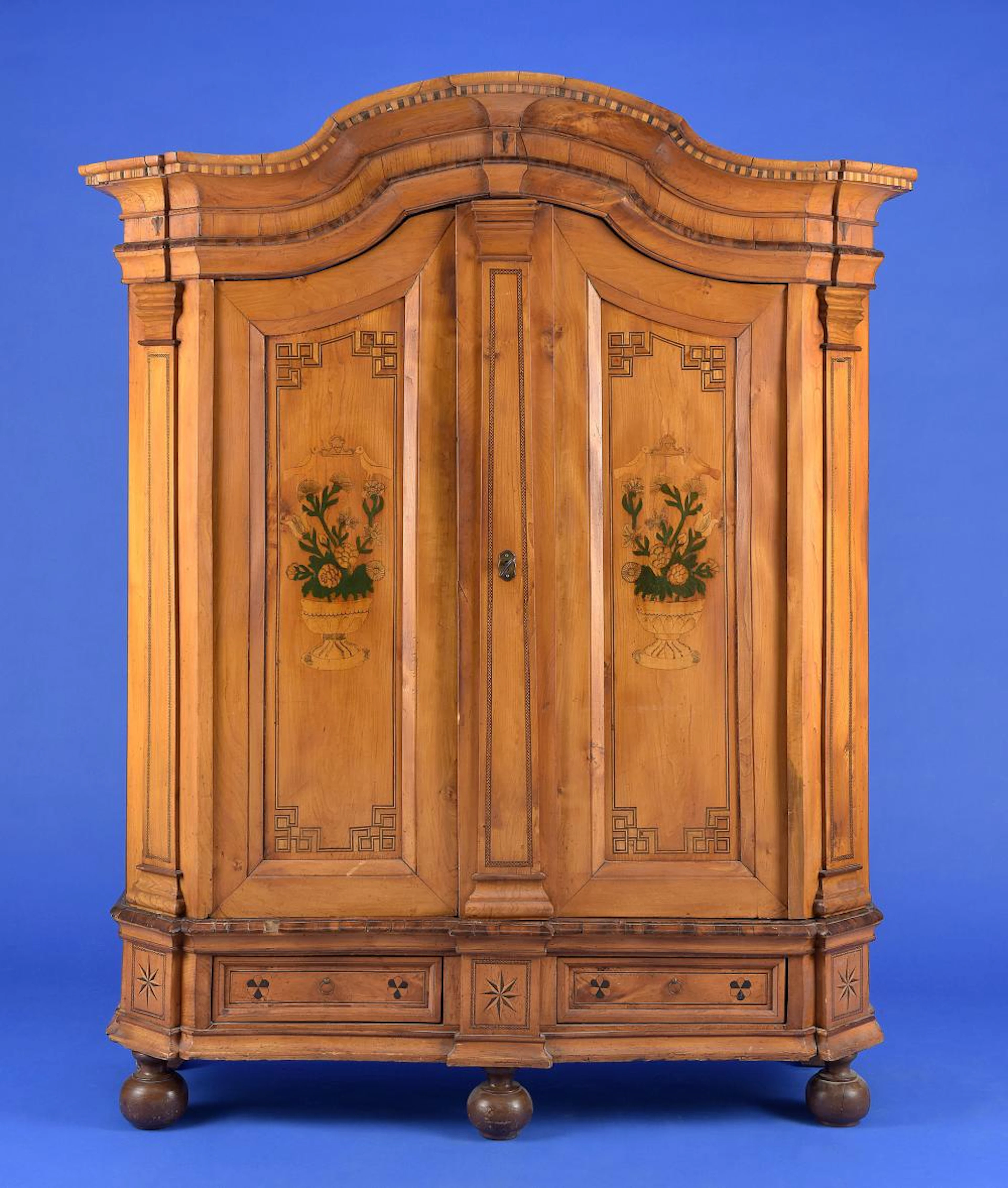 Zierlicher Kleiderschrank Ende 18. Jhdt.