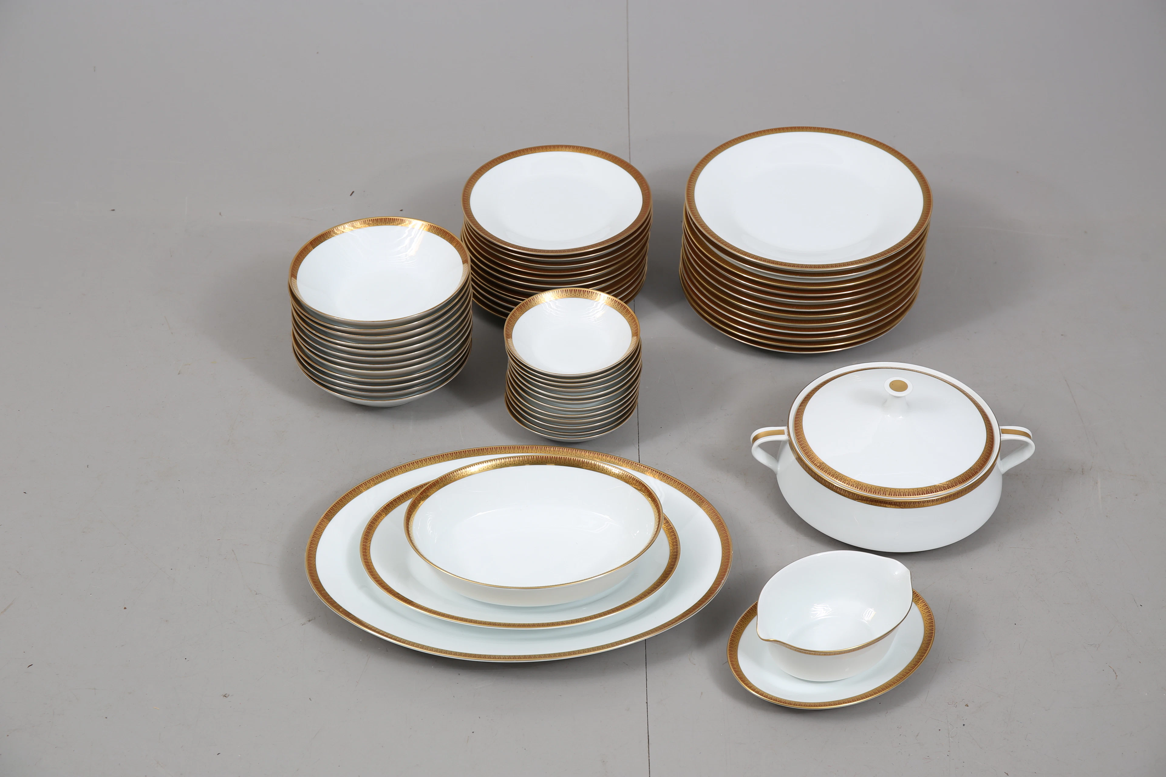 MATSERVIS, porslin, "Milton", 53 delar, Noritake, Japan.